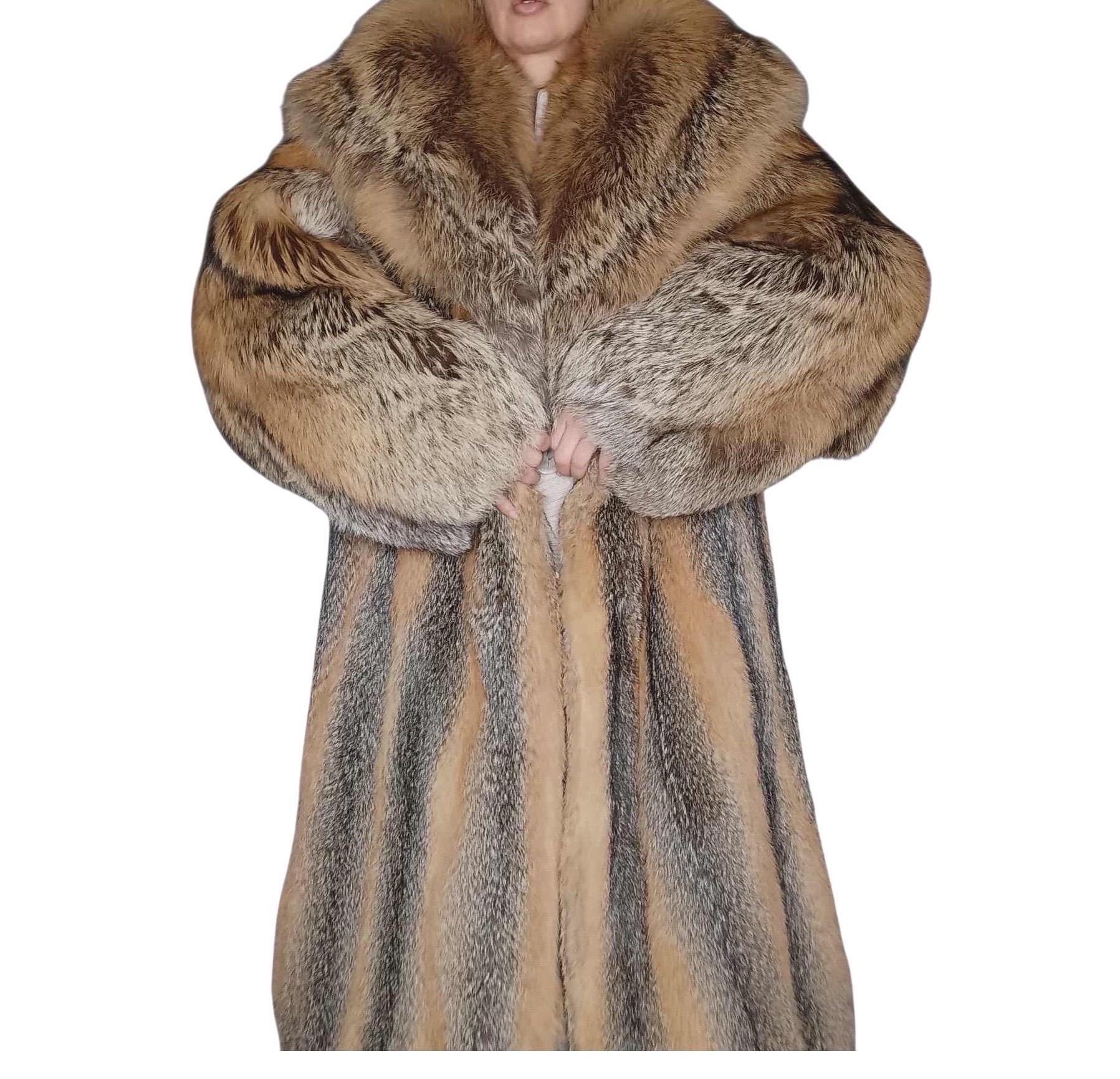 DESCRIPTION : American gray fox fur coat size 14-18 L

Condition: Mint

Closure: Hooks 
Eyes

Material: American gray fox

Garment type: full-length coat

Sleeves: bell sleeves

Pockets: Two side pockets

Collar: boat 

Lining: Silk satin

Made