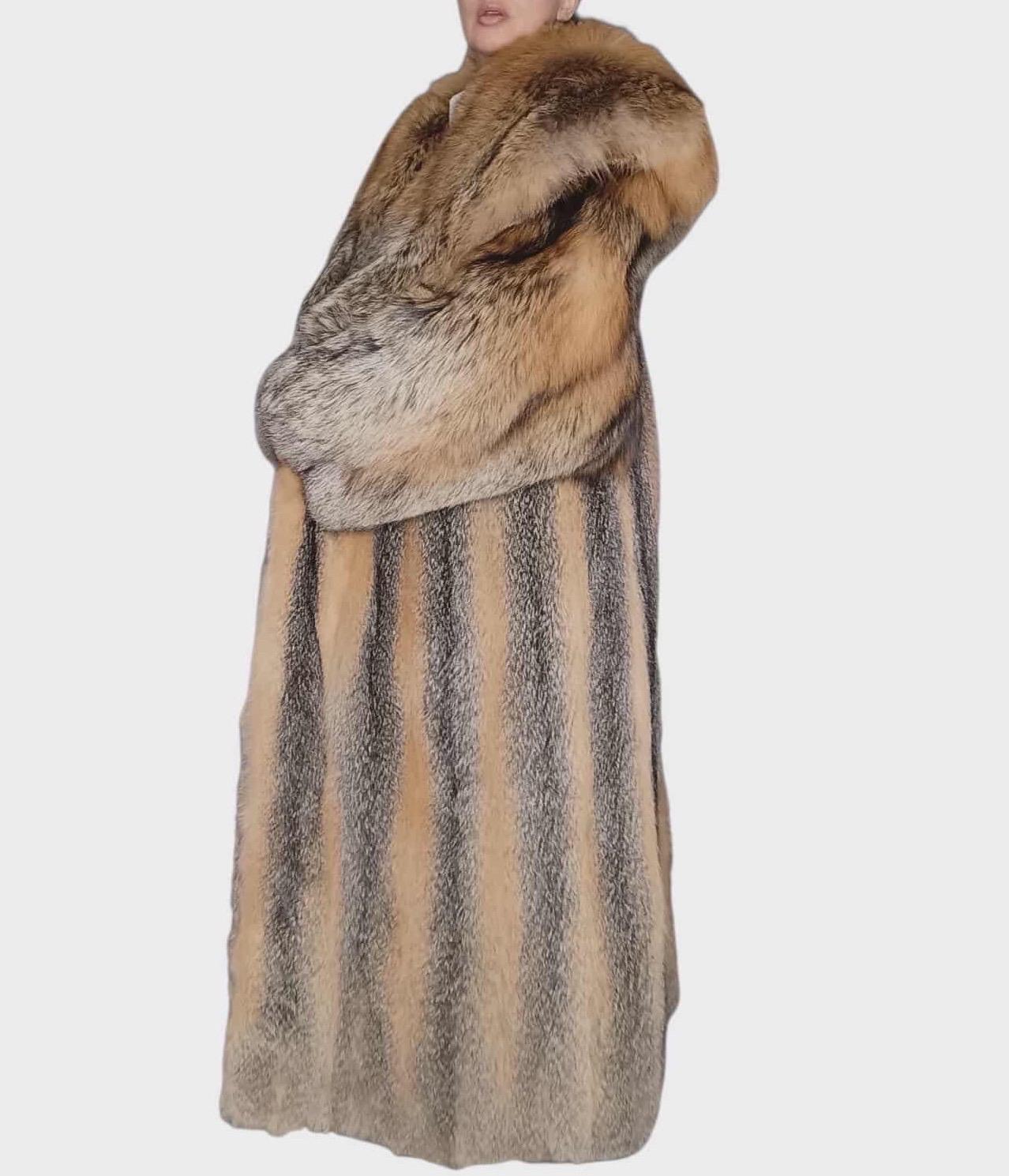 Brown Brand new American gray fox fur coat size 14-18 L For Sale