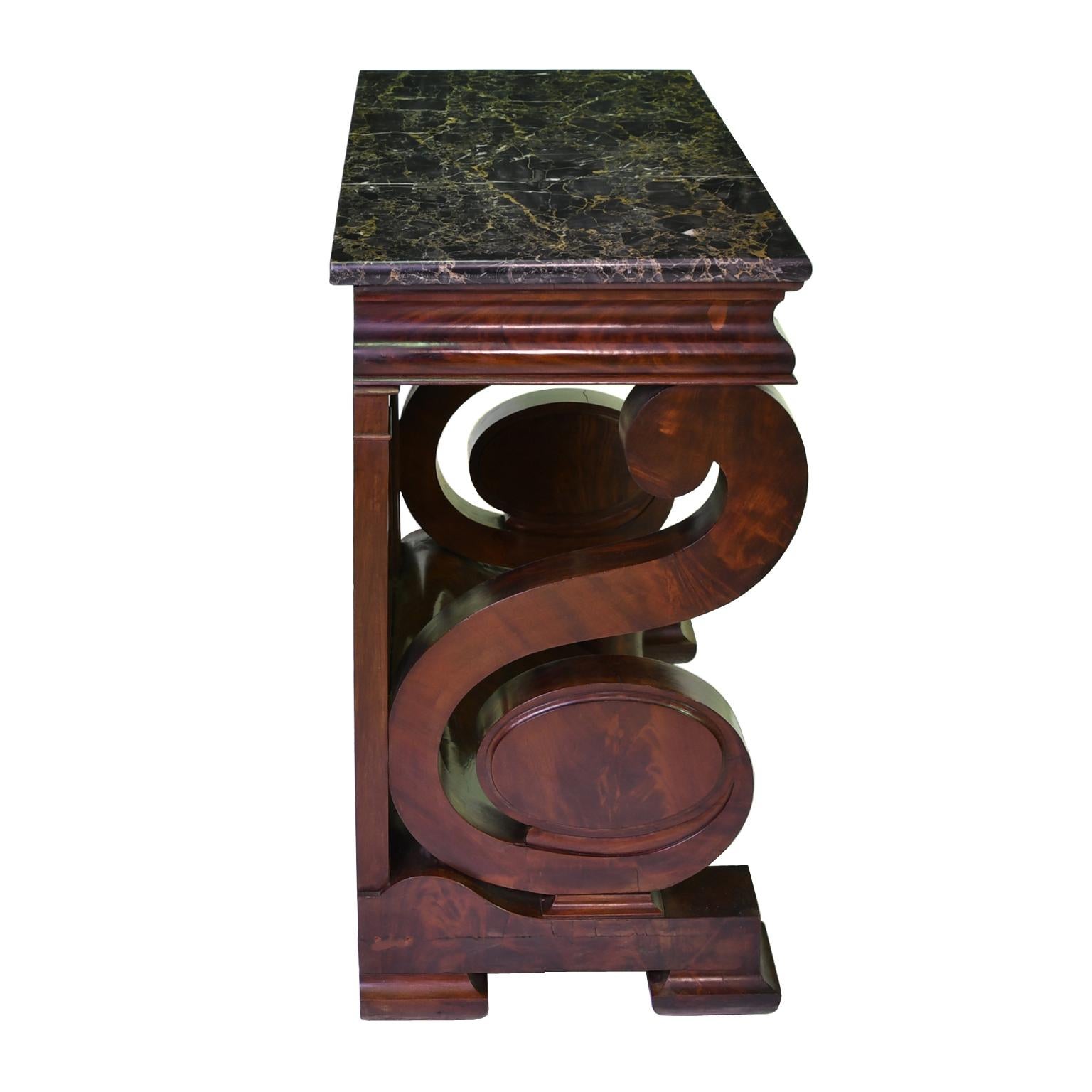 Milieu du XIXe siècle Table de pilier américaine de style grec en acajou avec marbre Nero Portoro, Meeks & Sons en vente
