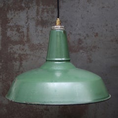 Lámpara colgante industrial vintage esmaltada en verde americano de Benjamin