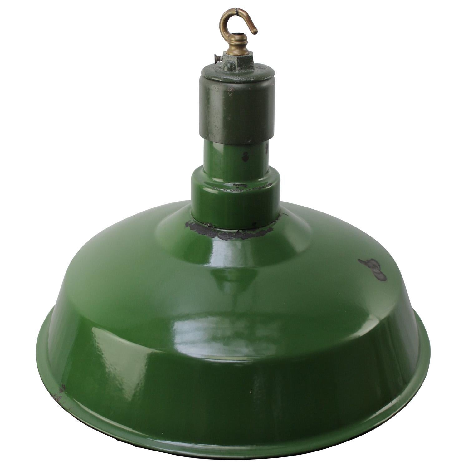 American vintage industrial hanging pendant.
Green enamel with white interior. Metal top.

Weight: 2.20 kg / 4.9 lb

Priced per individual item. All lamps have been made suitable by international standards for incandescent light bulbs,