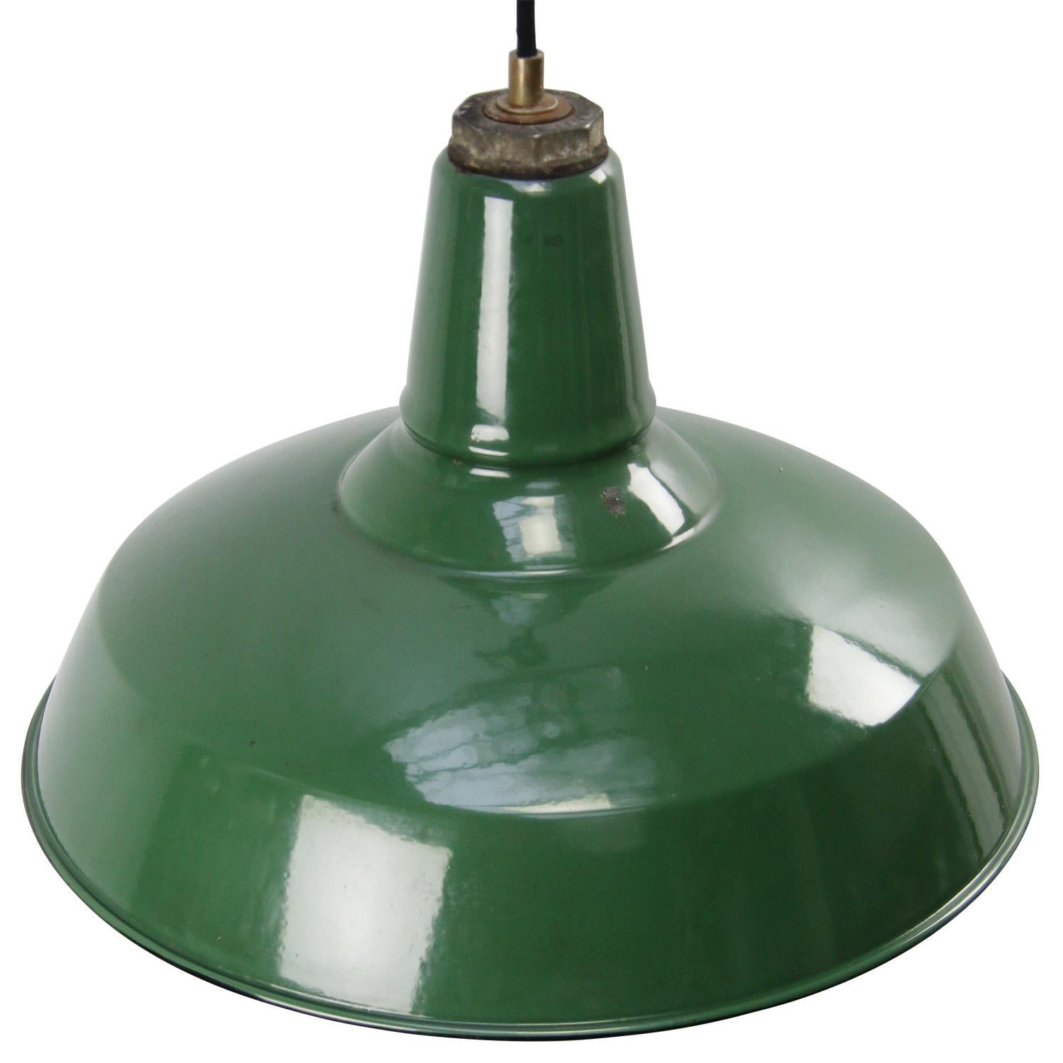 American industrial factory pendant light by Benjamin USA.
Green enamel white interior.
Metal top.

Weight: 1.90 kg / 4.2 lb.

Priced per individual item. All lamps have been made suitable by international standards for incandescent light