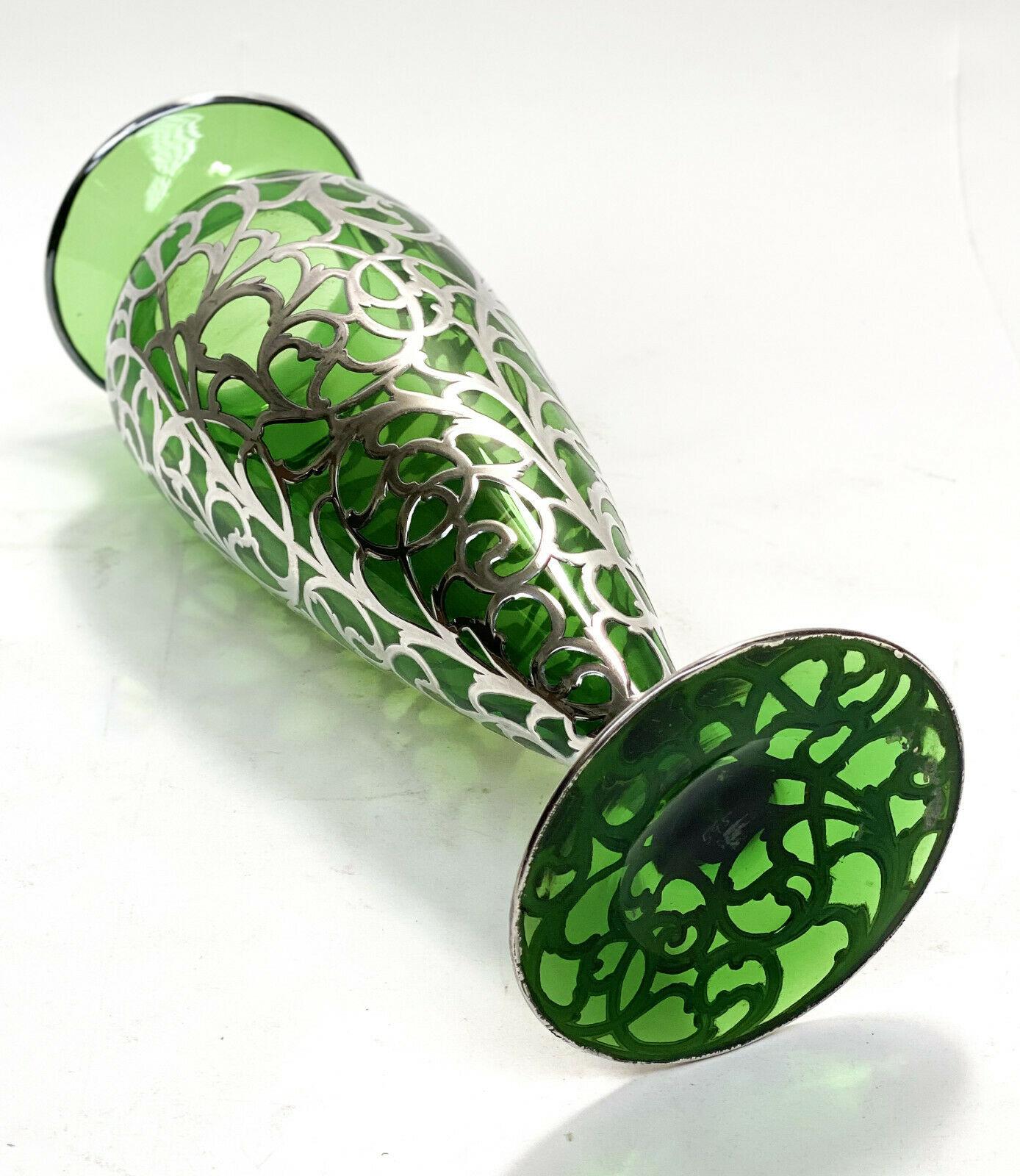 Art nouveau Vase américain de 12 pouces avec pied en verre vert recouvert d'argent, vers 1900 en vente