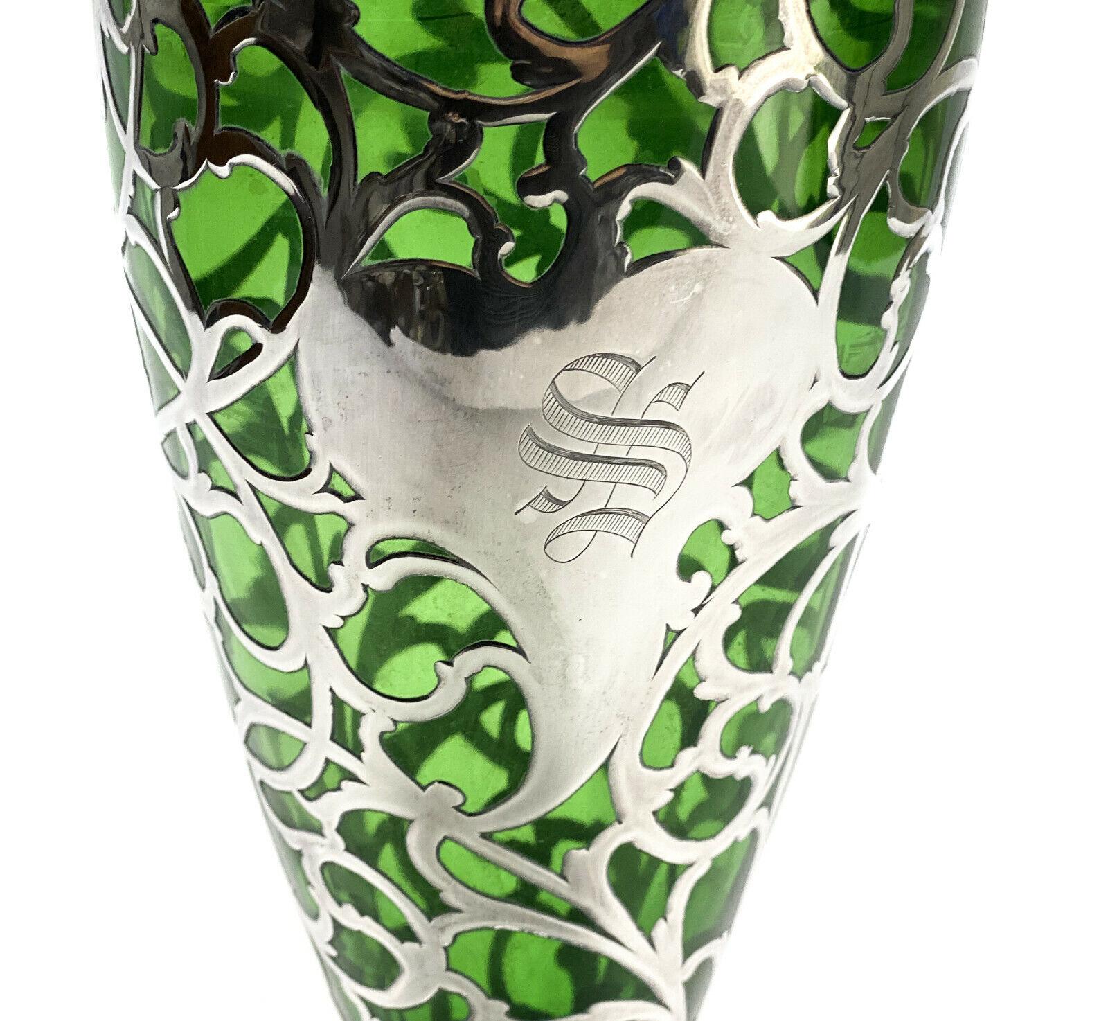 Vase américain de 12 pouces avec pied en verre vert recouvert d'argent, vers 1900 Bon état - En vente à Gardena, CA