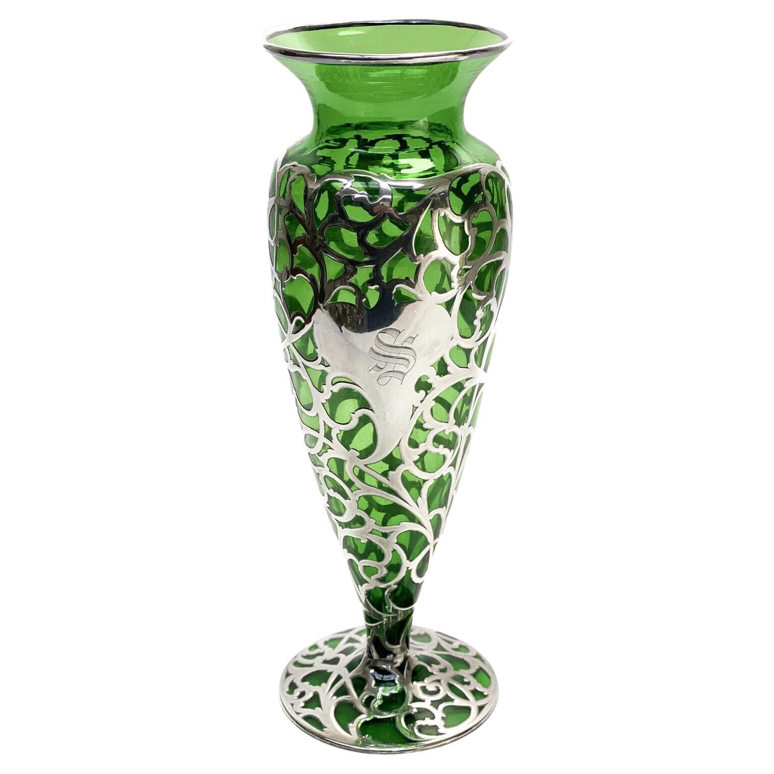 Vase américain de 12 pouces avec pied en verre vert recouvert d'argent, vers 1900 en vente