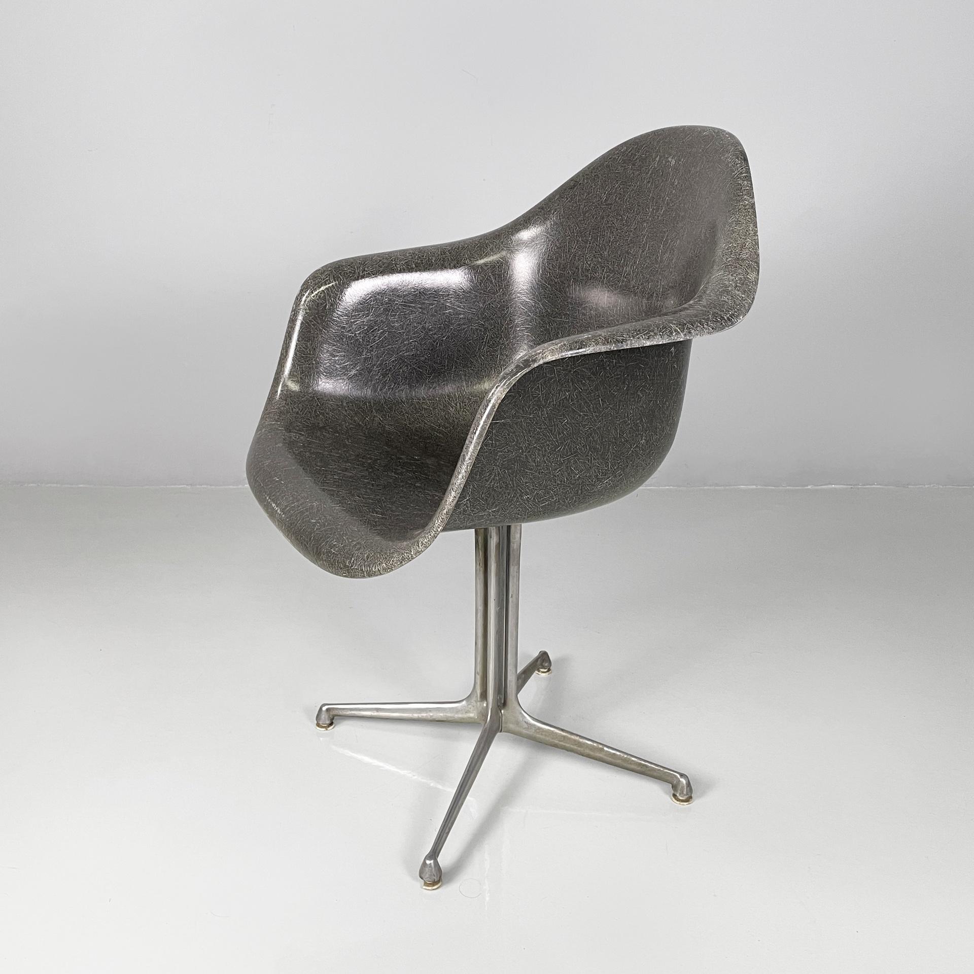 Fauteuils La Fonda en fibre de verre gris américain par Charles Eames pour Herman Miller, années 1960
Ensemble de six fauteuils modèle La Fonda avec assise et dossier monocoque incurvé en fibre de verre grise. Accoudoirs présents. La base en