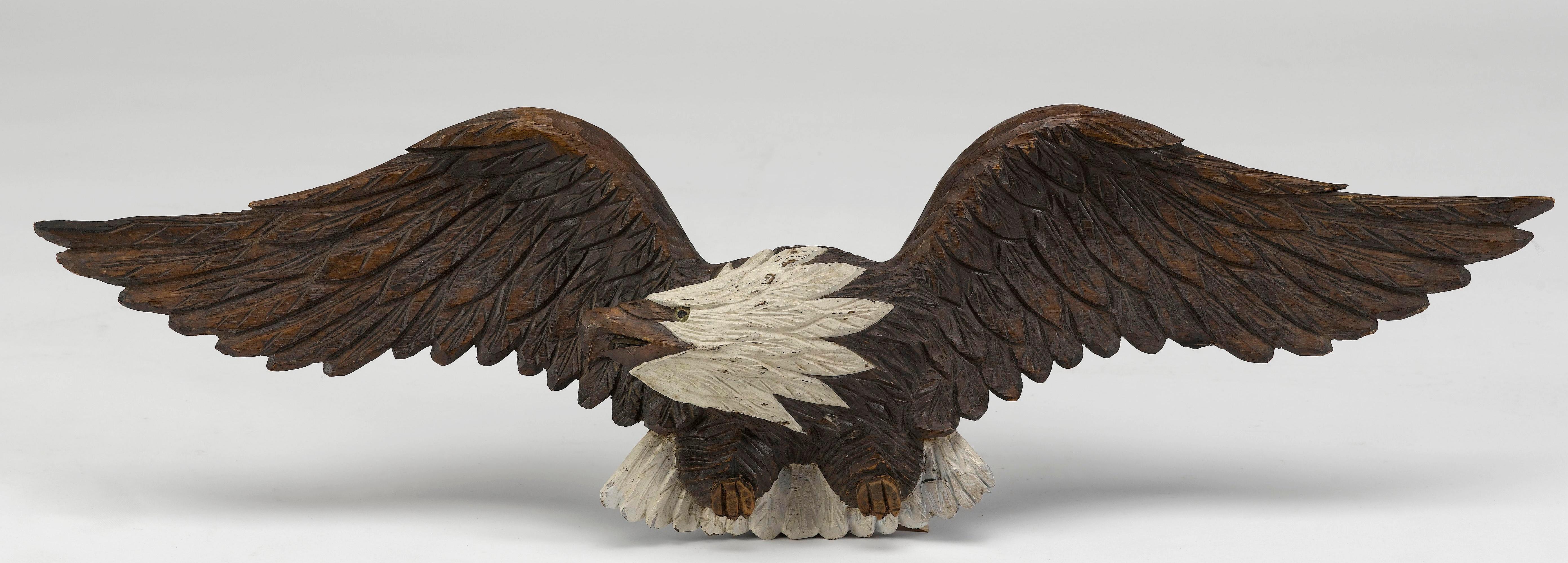 Dies ist ein atemberaubender handgeschnitzter Weißkopfseeadler aus dem frühen bis mittleren 20. Der Adler ist aus einem großen Stück Holz geschnitzt, wodurch die komplizierten Details an Federn und Schnabel noch beeindruckender werden. Der Adler ist