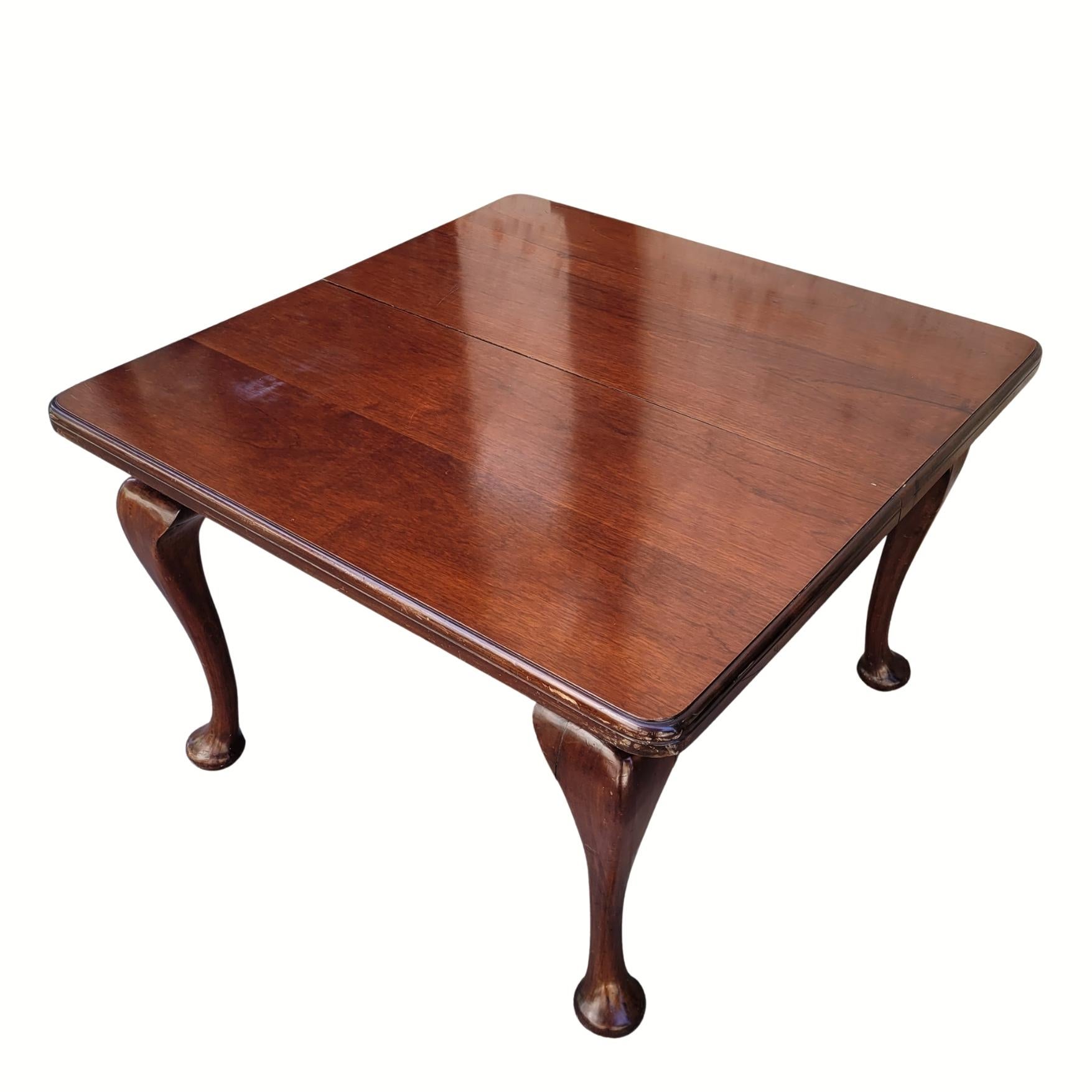 Outstanding mahogany dining table with a crank extension, from the prestigious American manufacturer J. & J.M. MEEKS of New York.
Early 19th-century George II style table.
Square profile with a crank extension, and carved legs resting on cushion