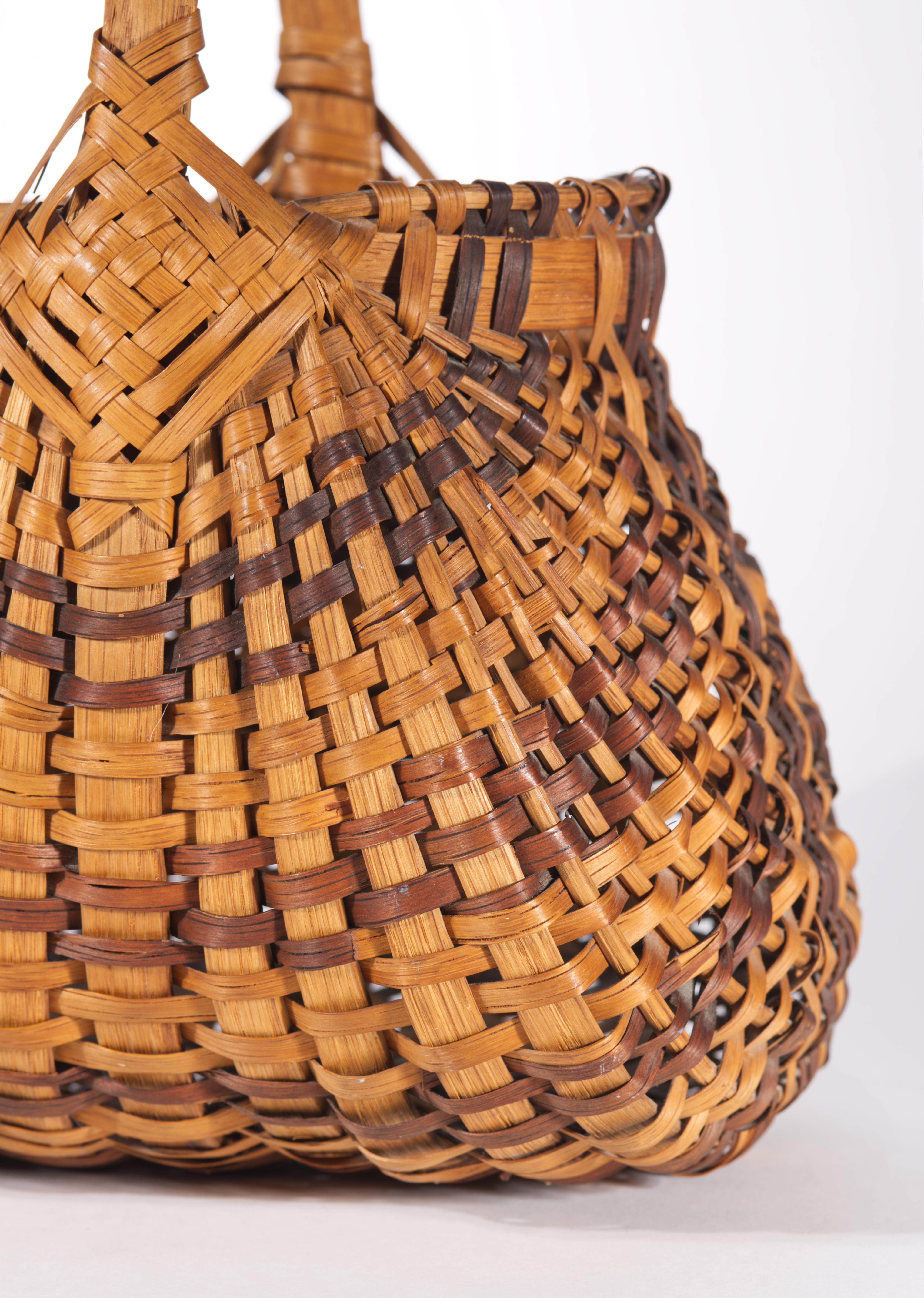 American Hand Woven Splint Wicker Gathering Buttocks Basket In Good Condition For Sale In Clifton Springs, NY