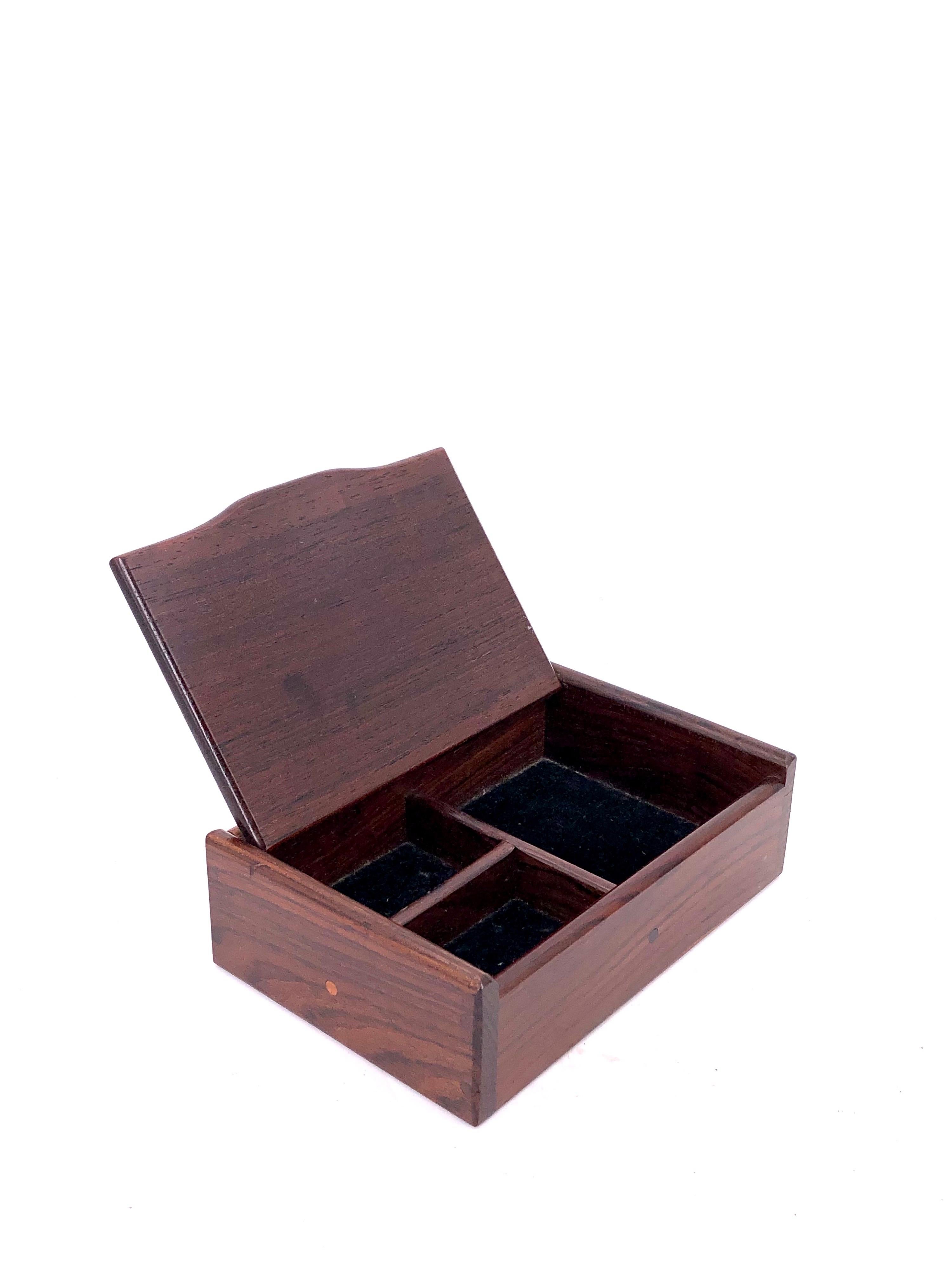 Beautiful solid rosewood jewelry box, nice handcrafted signed and dated 2000. Signed by Rodolfo.