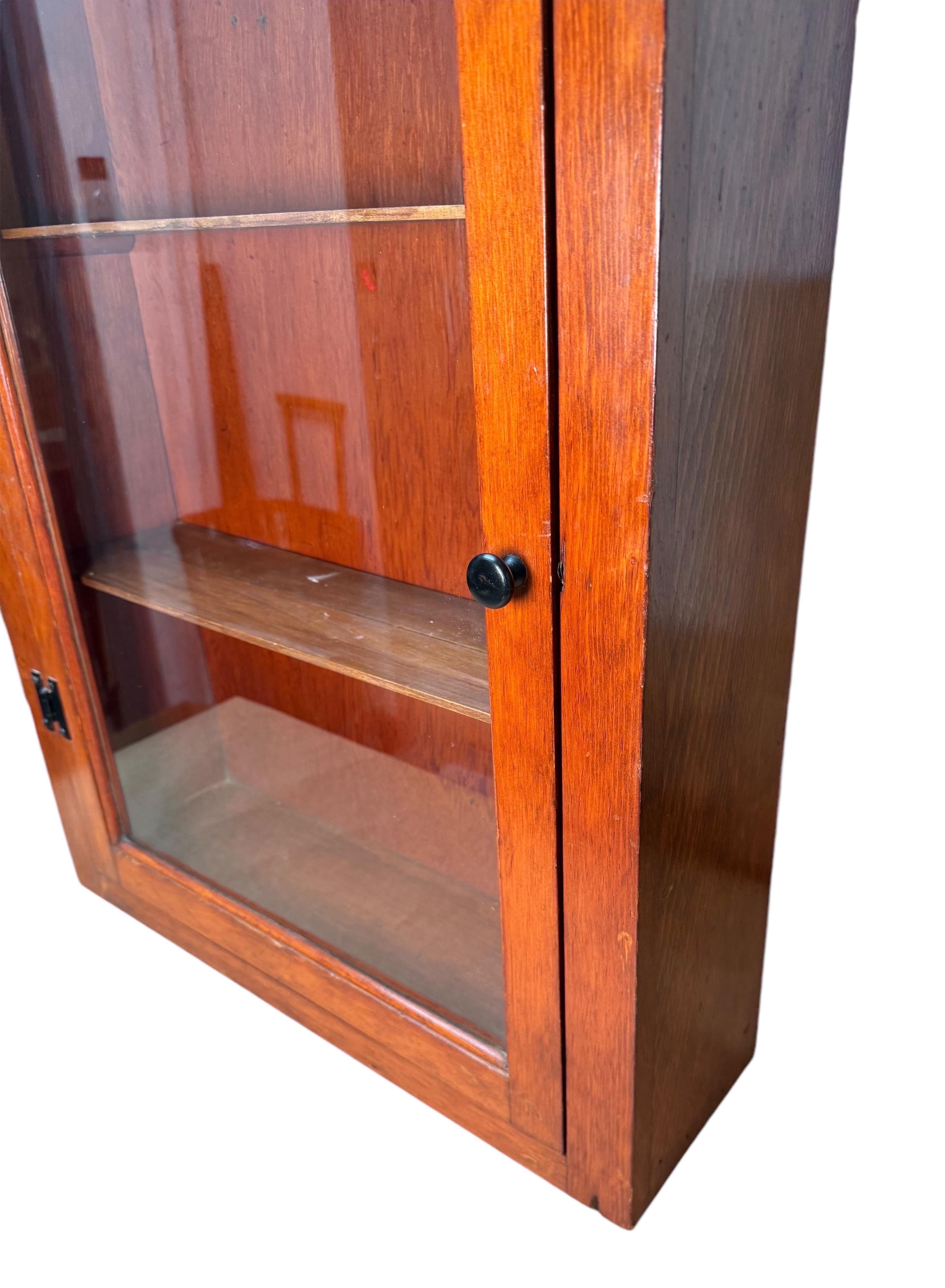 American Hanging Wall cabinet In Good Condition For Sale In Huntington, NY