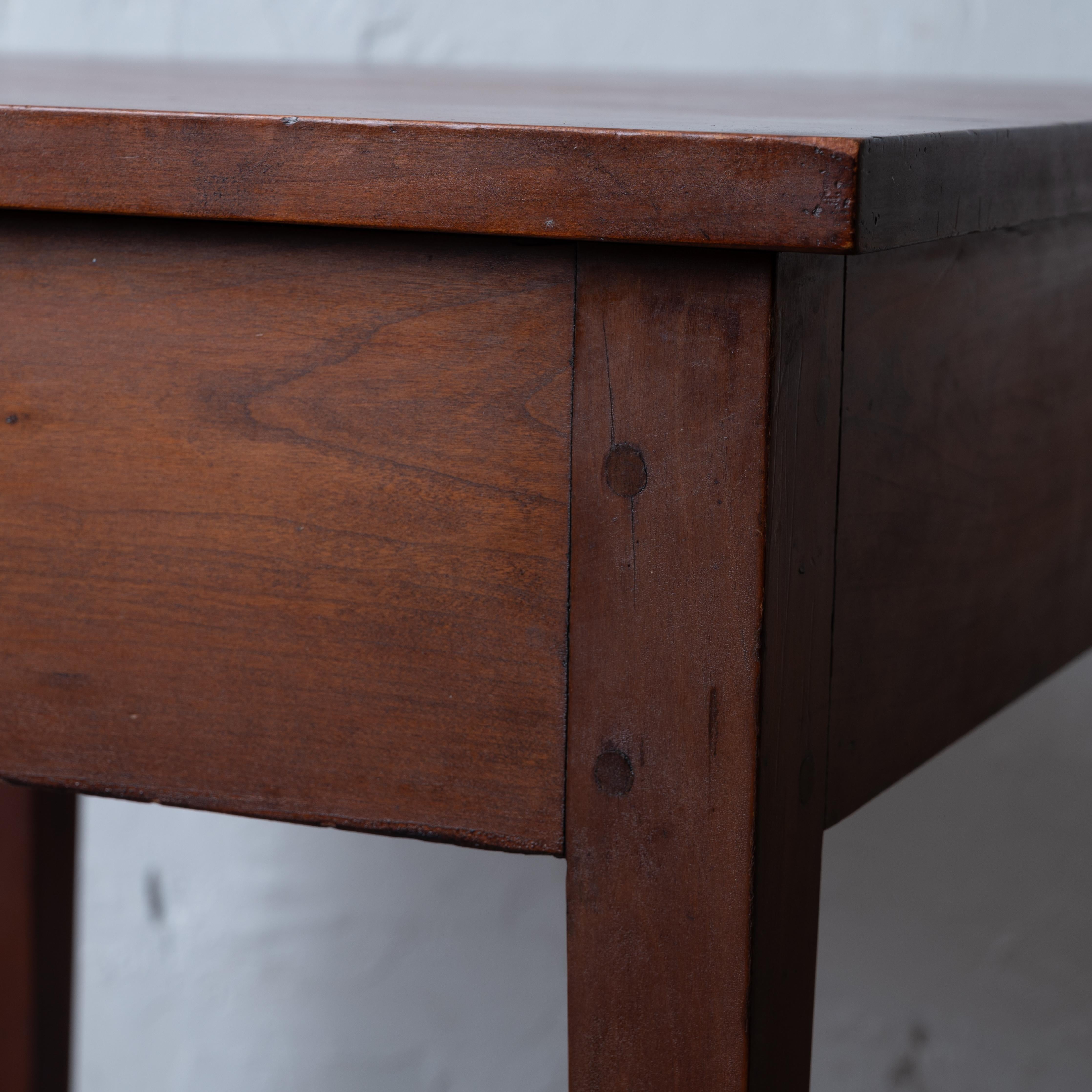 Stand américain en cerisier Hepplewhite, c. 1800 en vente 4
