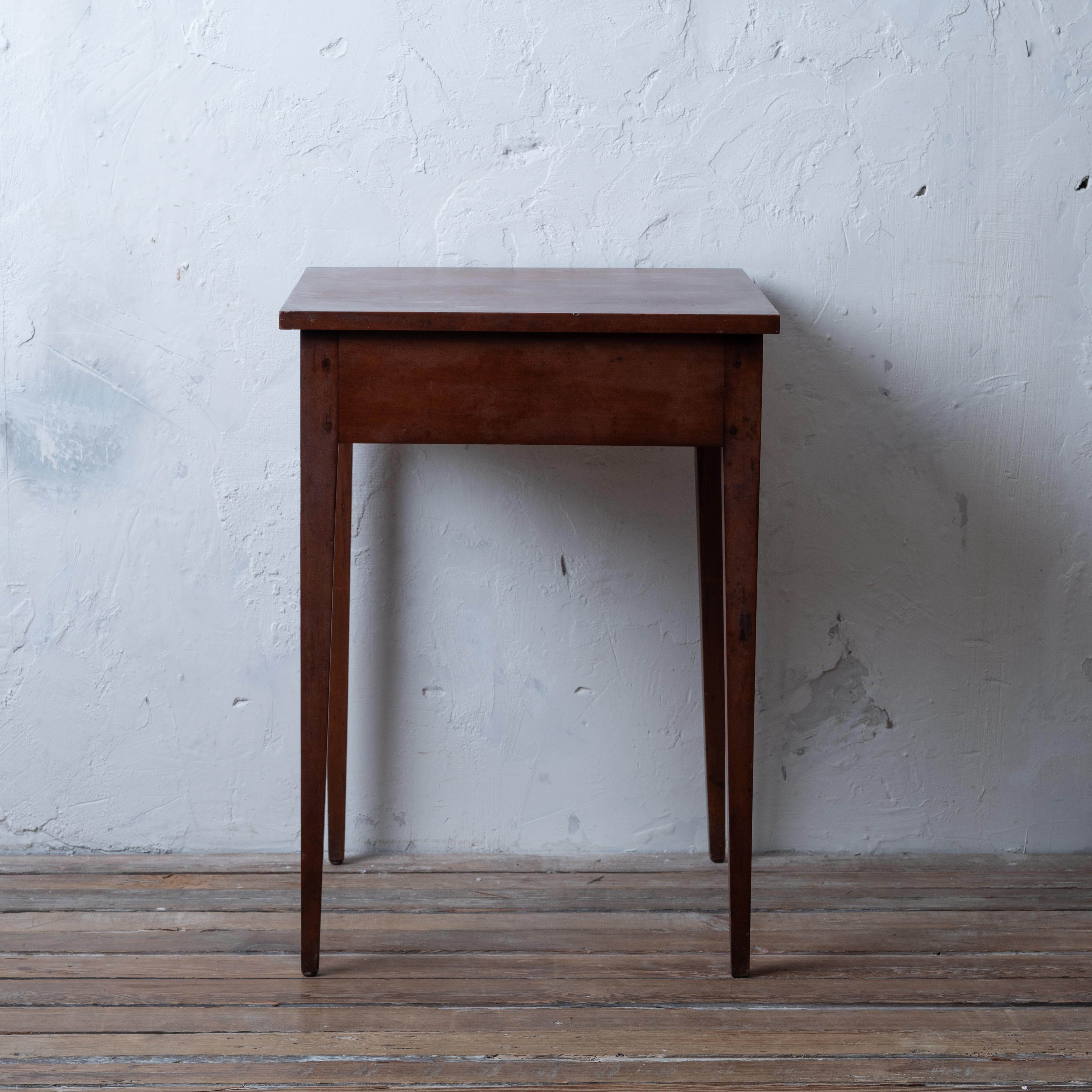 Stand américain en cerisier Hepplewhite, c. 1800 Bon état - En vente à Savannah, GA