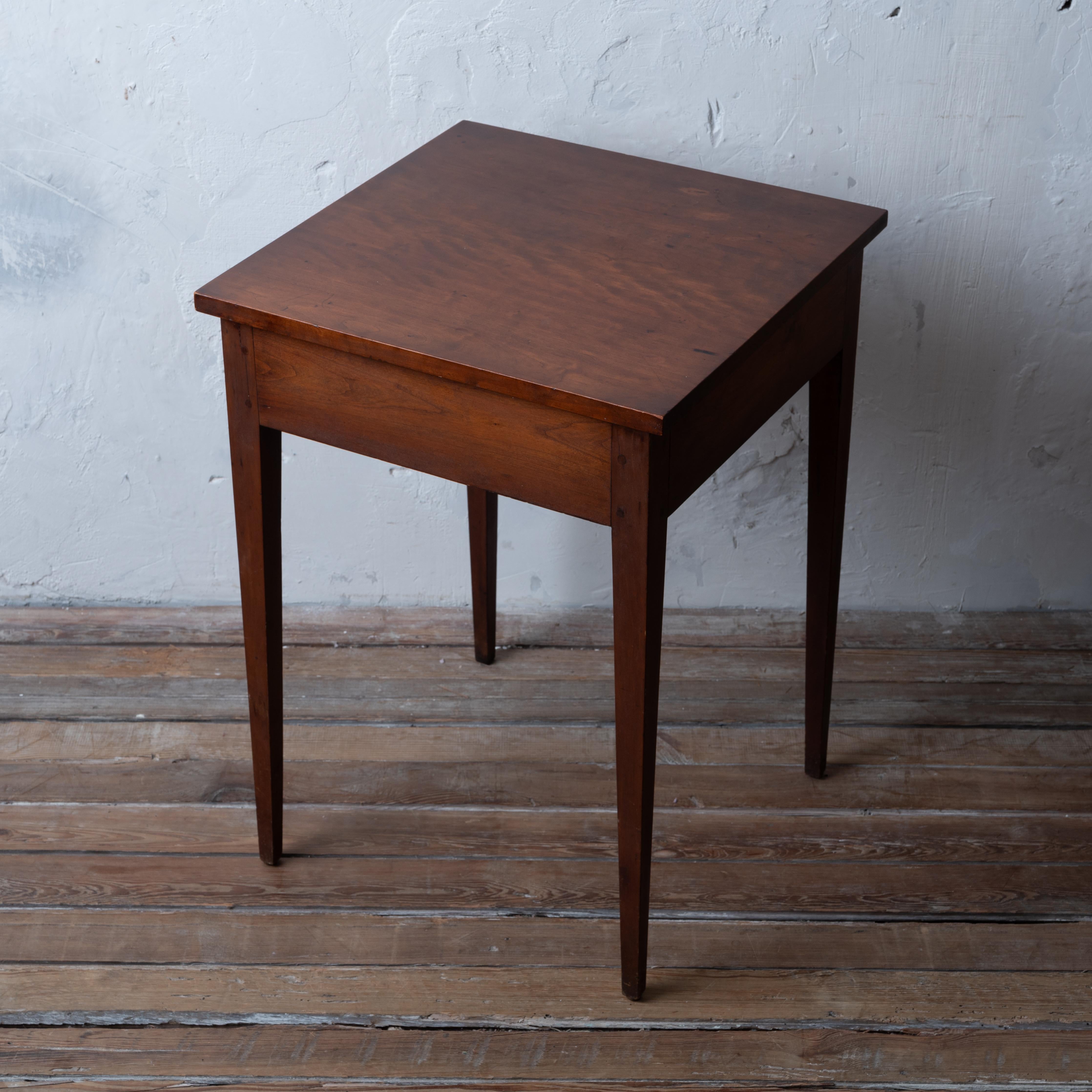 Début du XIXe siècle Stand américain en cerisier Hepplewhite, c. 1800 en vente