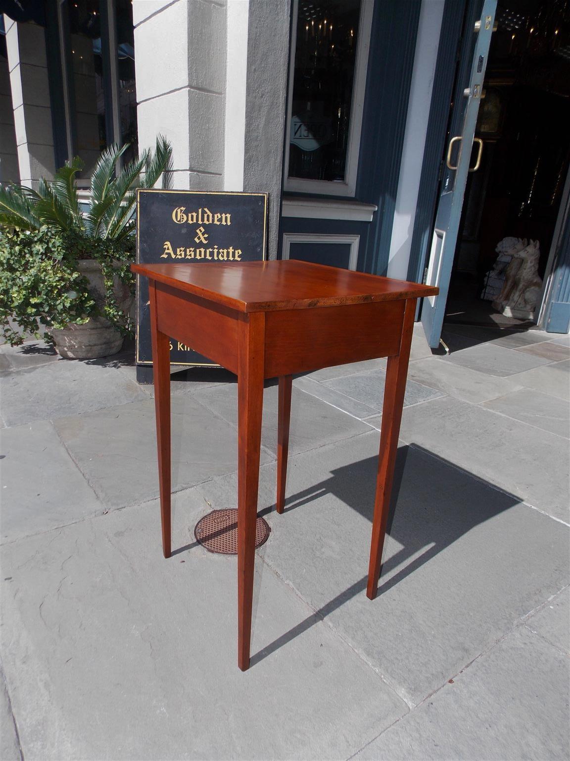 American Hepplewhite Cherry Stand with Original Squared Tapered Legs, Circa 1810 In Excellent Condition For Sale In Hollywood, SC