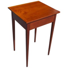 Pie americano de cerezo Hepplewhite con patas cónicas cuadradas originales, circa 1810