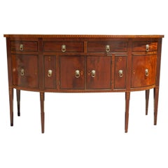 Credenza americana Hepplewhite in mogano con fronte ad arco e intarsi in legno satinato, 1780 circa