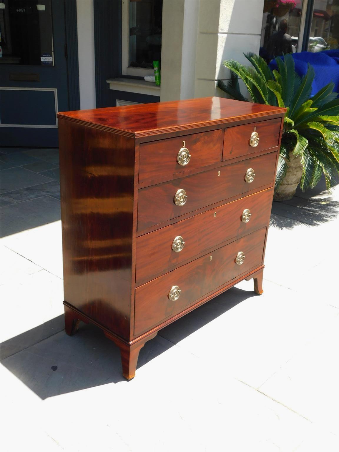 Hand-Carved American Hepplewhite Mahogany Reeded Chest of Drawers with Splayed Feet, C. 1790 For Sale