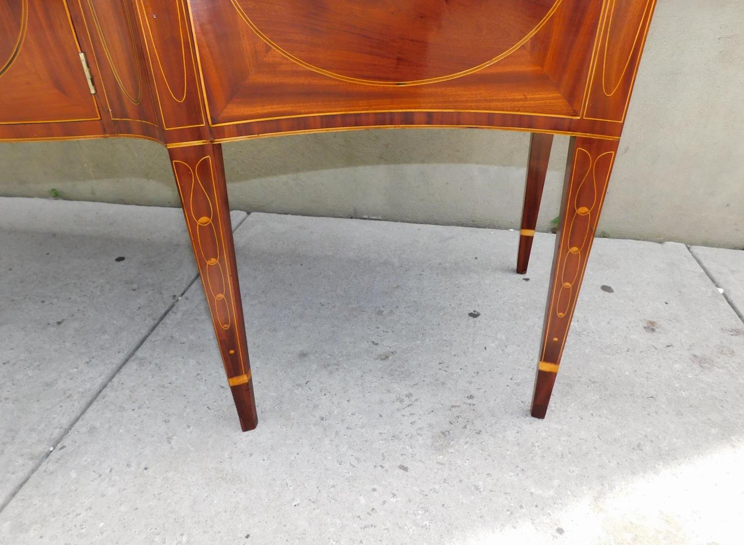 Amerikanisches Hepplewhite Mahagoni Serpentine Checkered Inlaid Sideboard, VA. C. 1780 im Angebot 4