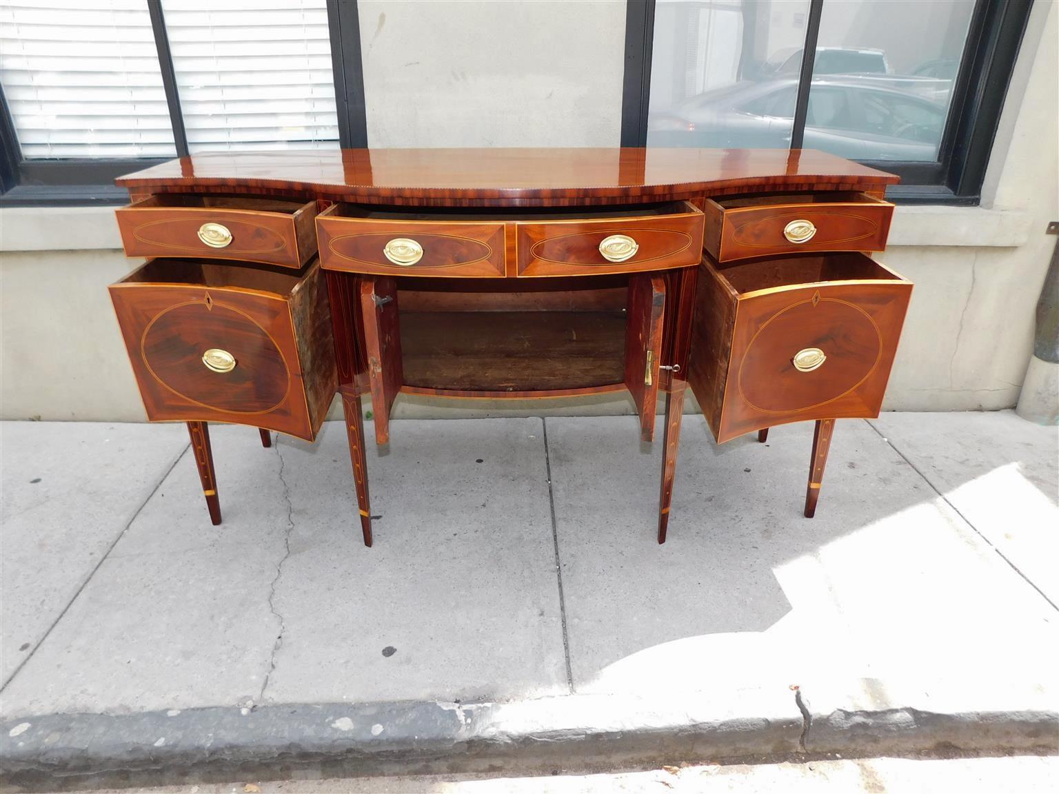 Amerikanisches Hepplewhite Mahagoni Serpentine Checkered Inlaid Sideboard, VA. C. 1780 im Angebot 7