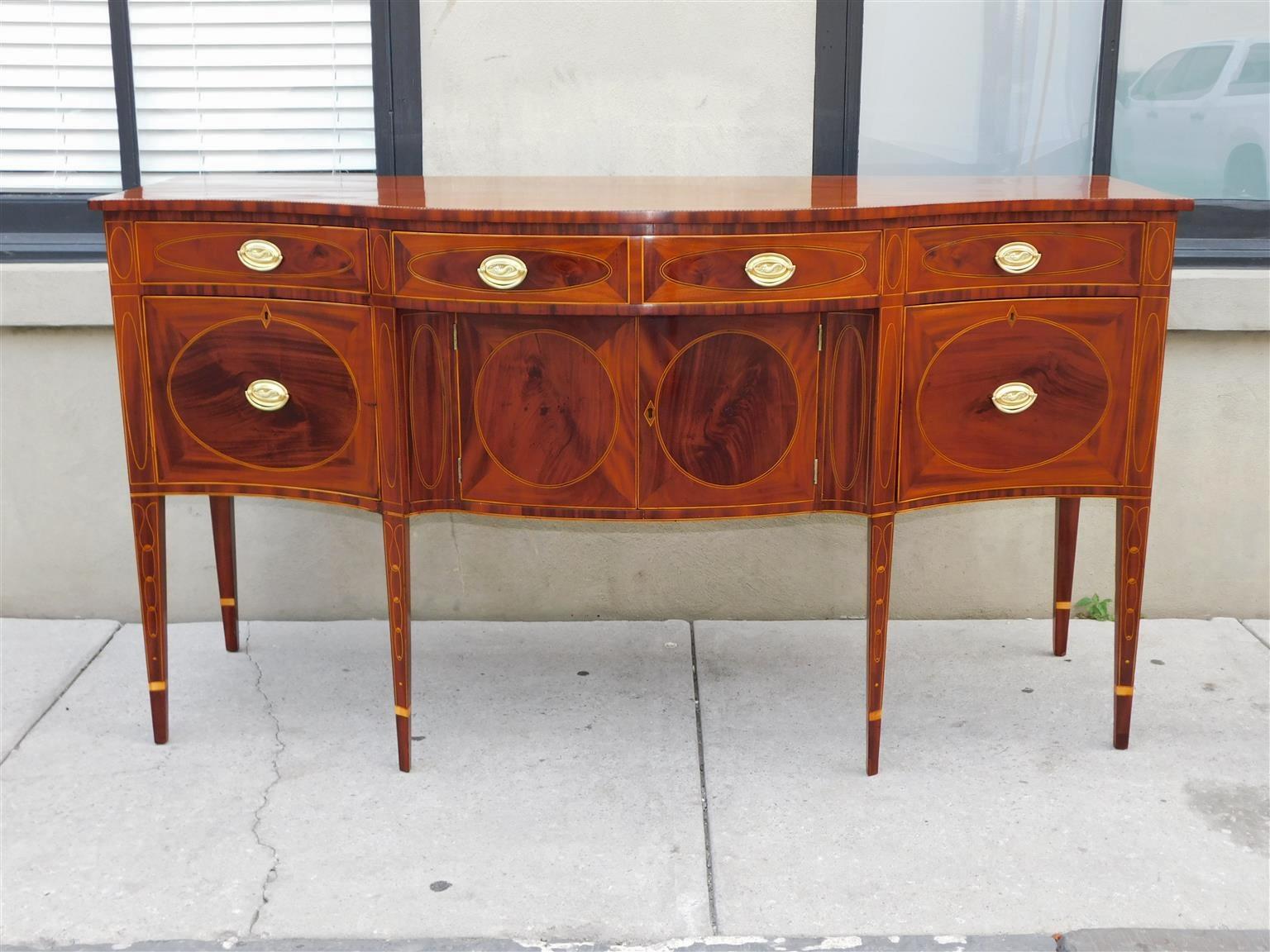 Amerikanisches Hepplewhite-Mahagoni-Serpentine-Sideboard mit flankierenden ovalen und kreisförmigen Satinholz-Saiteneinlagen, schachbrettartiger Ebenholz- und Satinholzeinlage, drei oberen Schubladen, zentralen Scharnierschranktüren, die von zwei