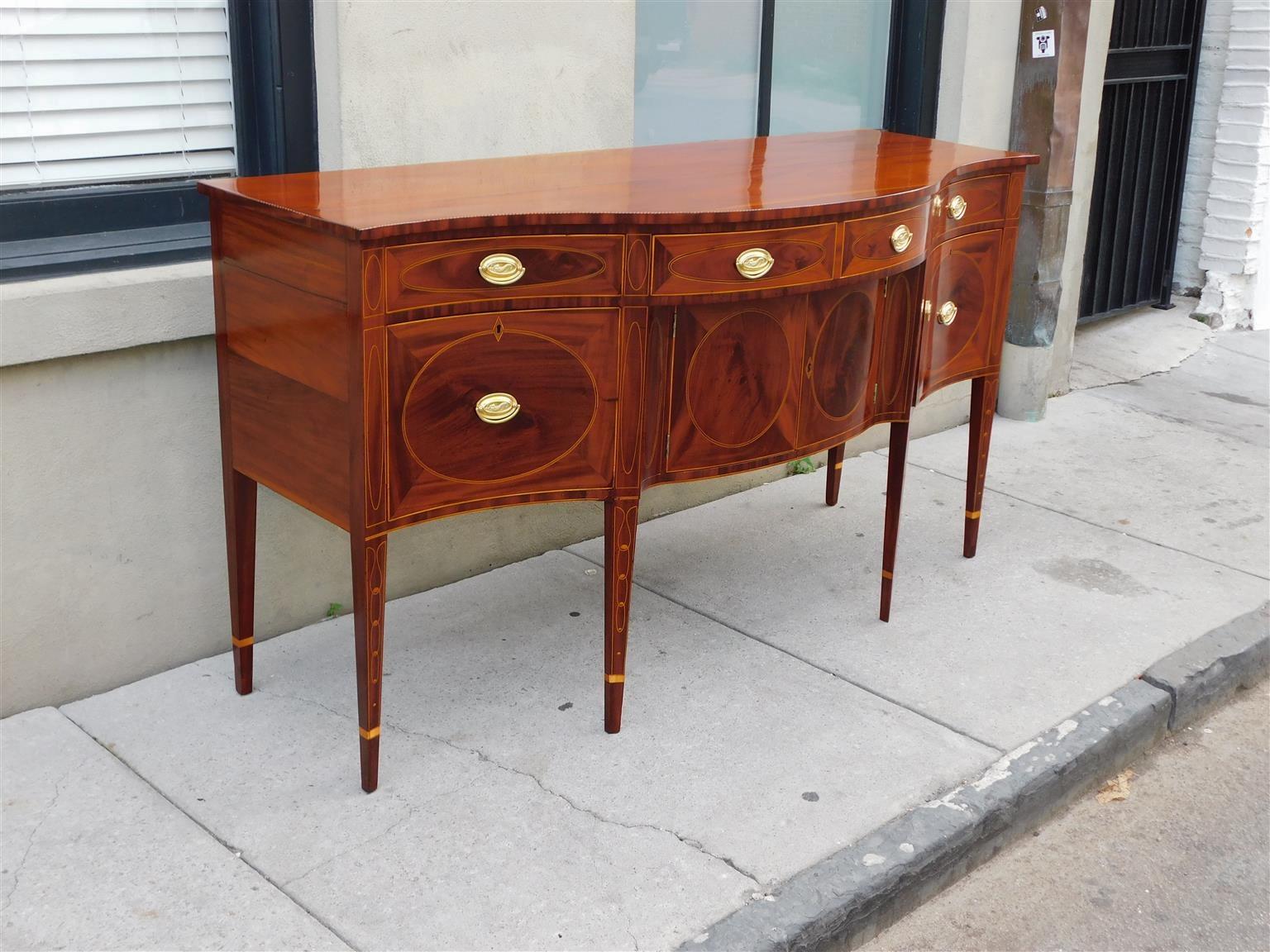 Amerikanisches Hepplewhite Mahagoni Serpentine Checkered Inlaid Sideboard, VA. C. 1780 (amerikanisch) im Angebot