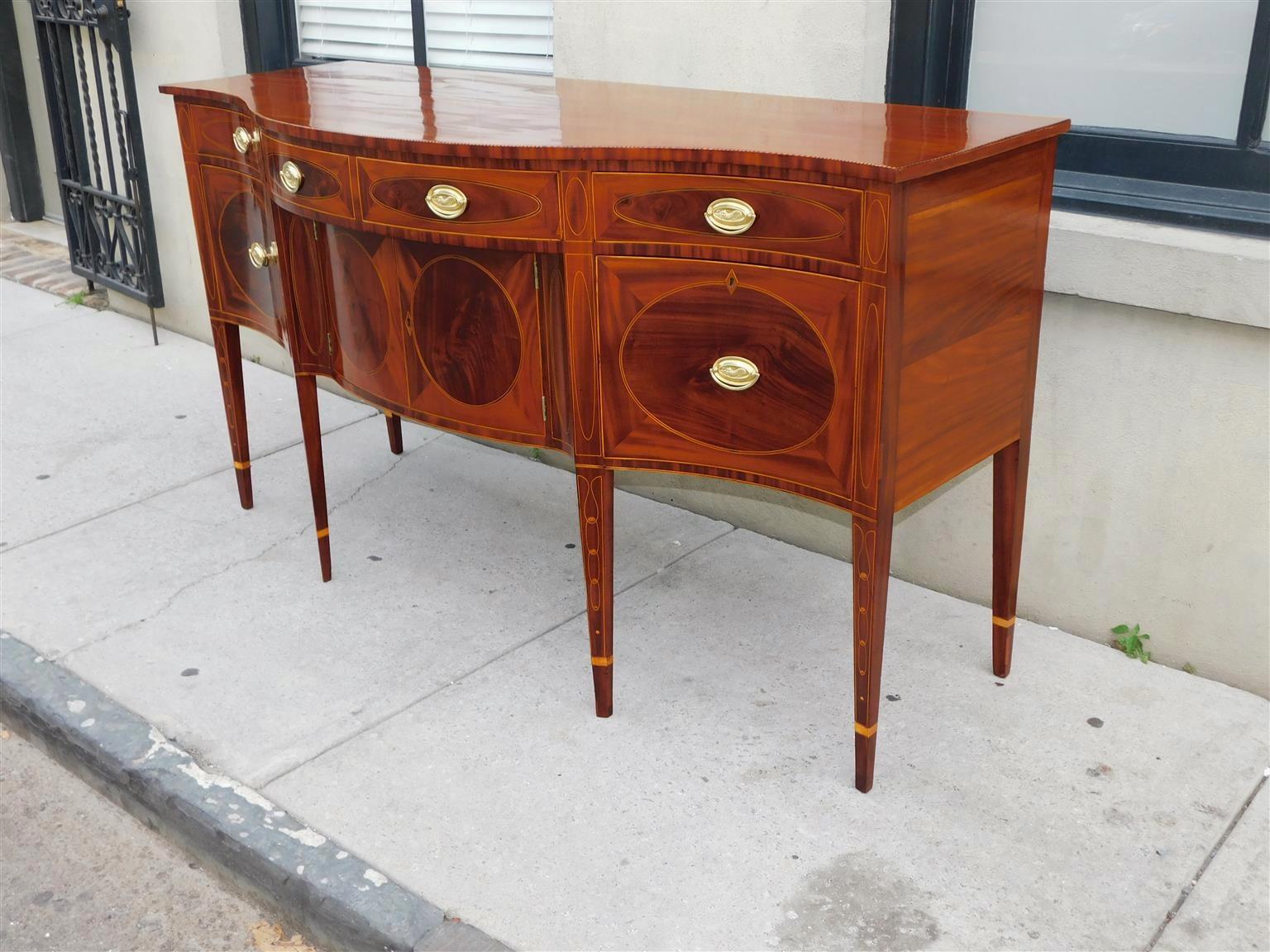 Amerikanisches Hepplewhite Mahagoni Serpentine Checkered Inlaid Sideboard, VA. C. 1780 (Handgeschnitzt) im Angebot