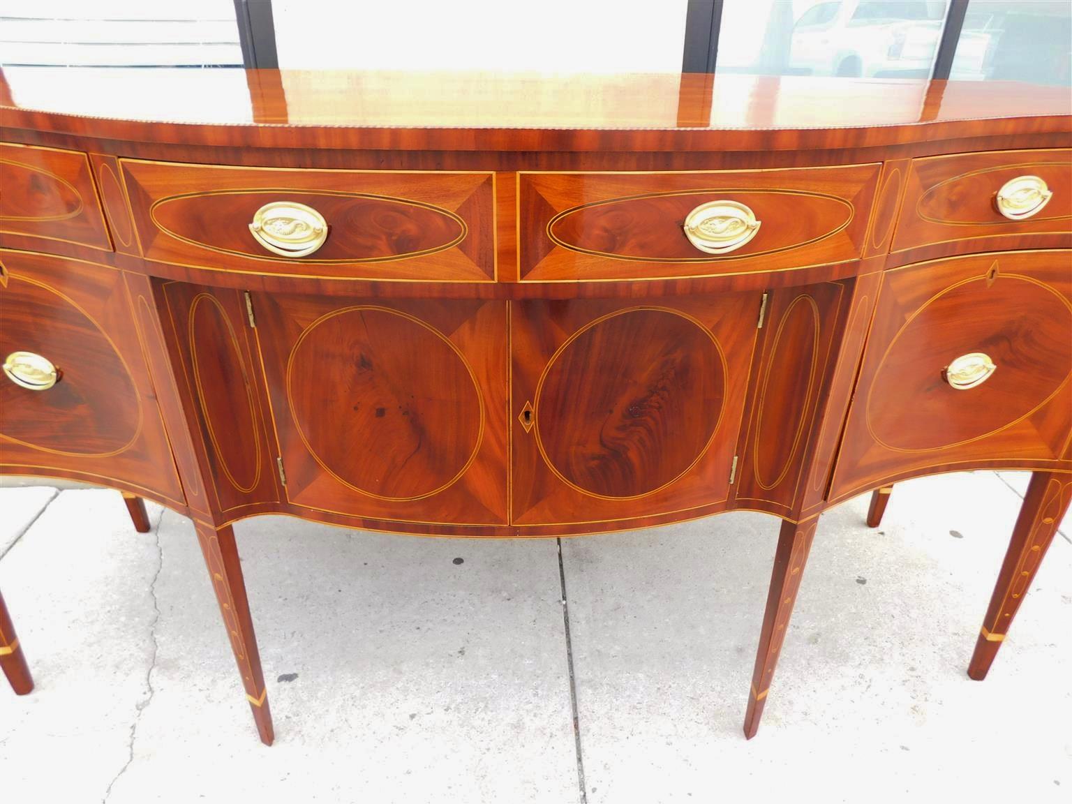 Amerikanisches Hepplewhite Mahagoni Serpentine Checkered Inlaid Sideboard, VA. C. 1780 (Spätes 18. Jahrhundert) im Angebot