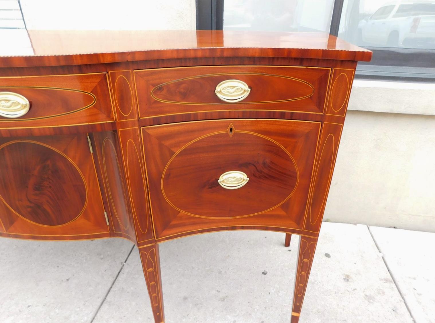 Amerikanisches Hepplewhite Mahagoni Serpentine Checkered Inlaid Sideboard, VA. C. 1780 im Angebot 1