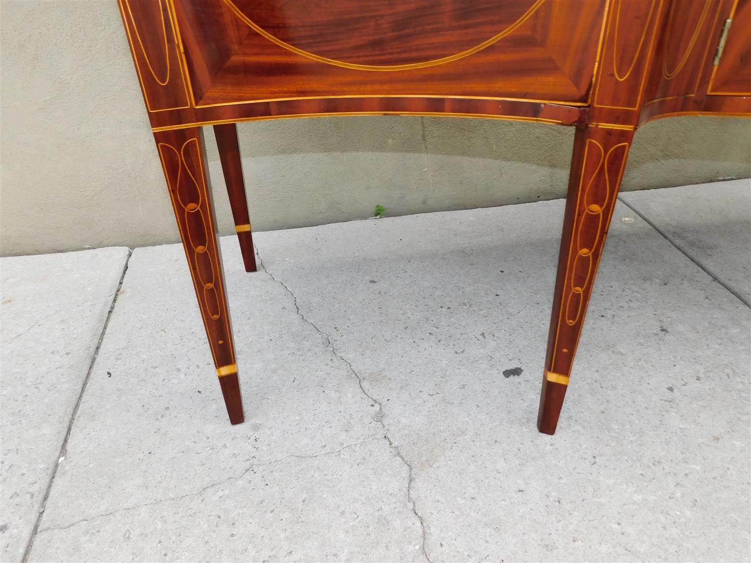 Amerikanisches Hepplewhite Mahagoni Serpentine Checkered Inlaid Sideboard, VA. C. 1780 im Angebot 2
