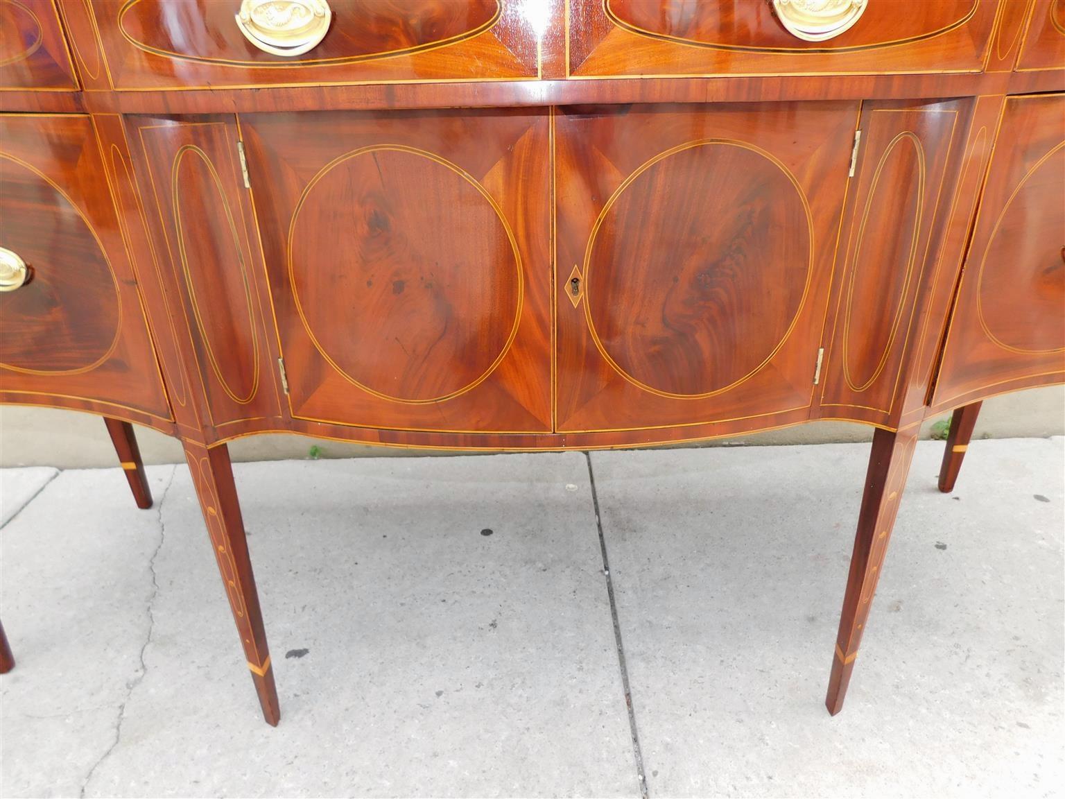 Amerikanisches Hepplewhite Mahagoni Serpentine Checkered Inlaid Sideboard, VA. C. 1780 im Angebot 3