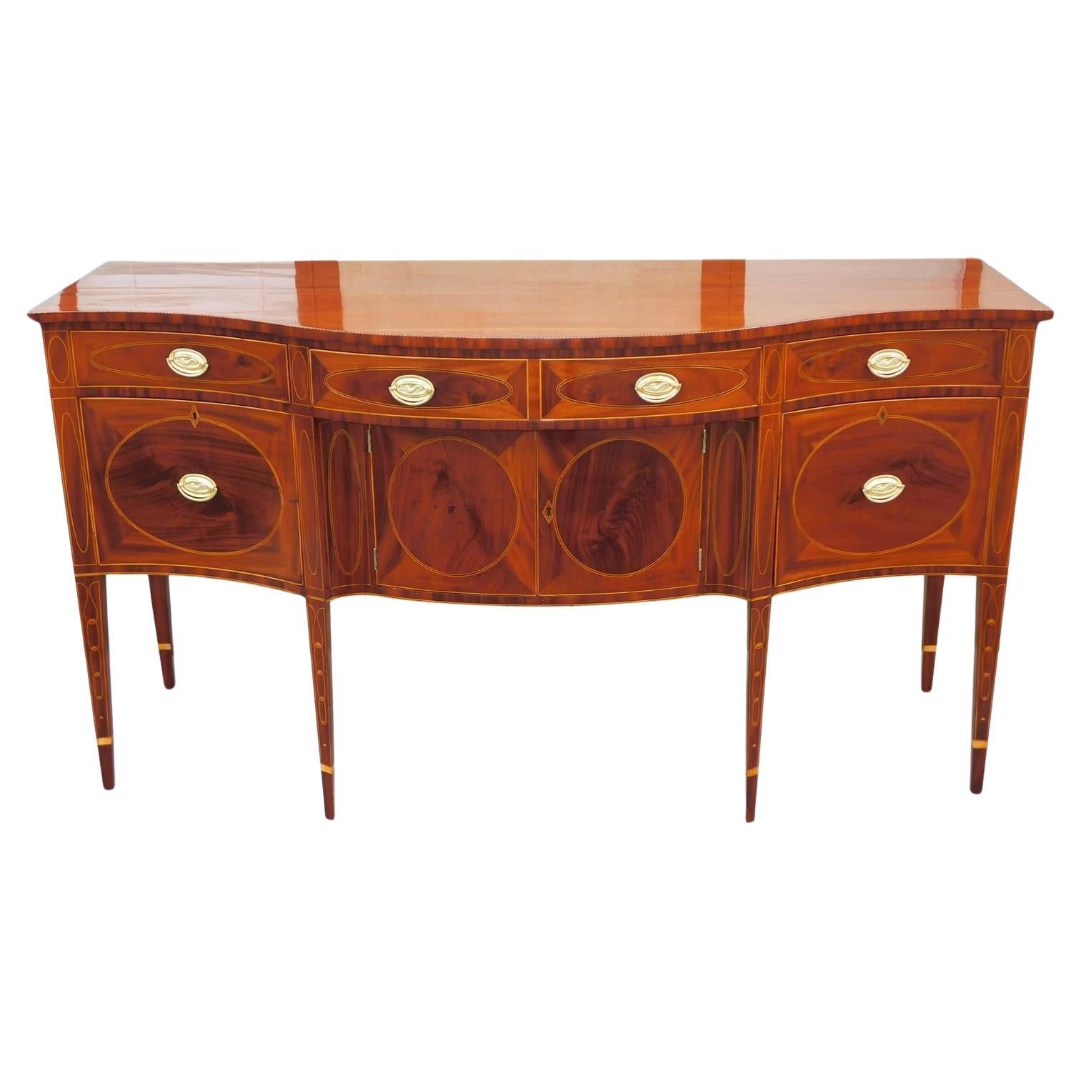 Amerikanisches Hepplewhite Mahagoni Serpentine Checkered Inlaid Sideboard, VA. C. 1780 im Angebot