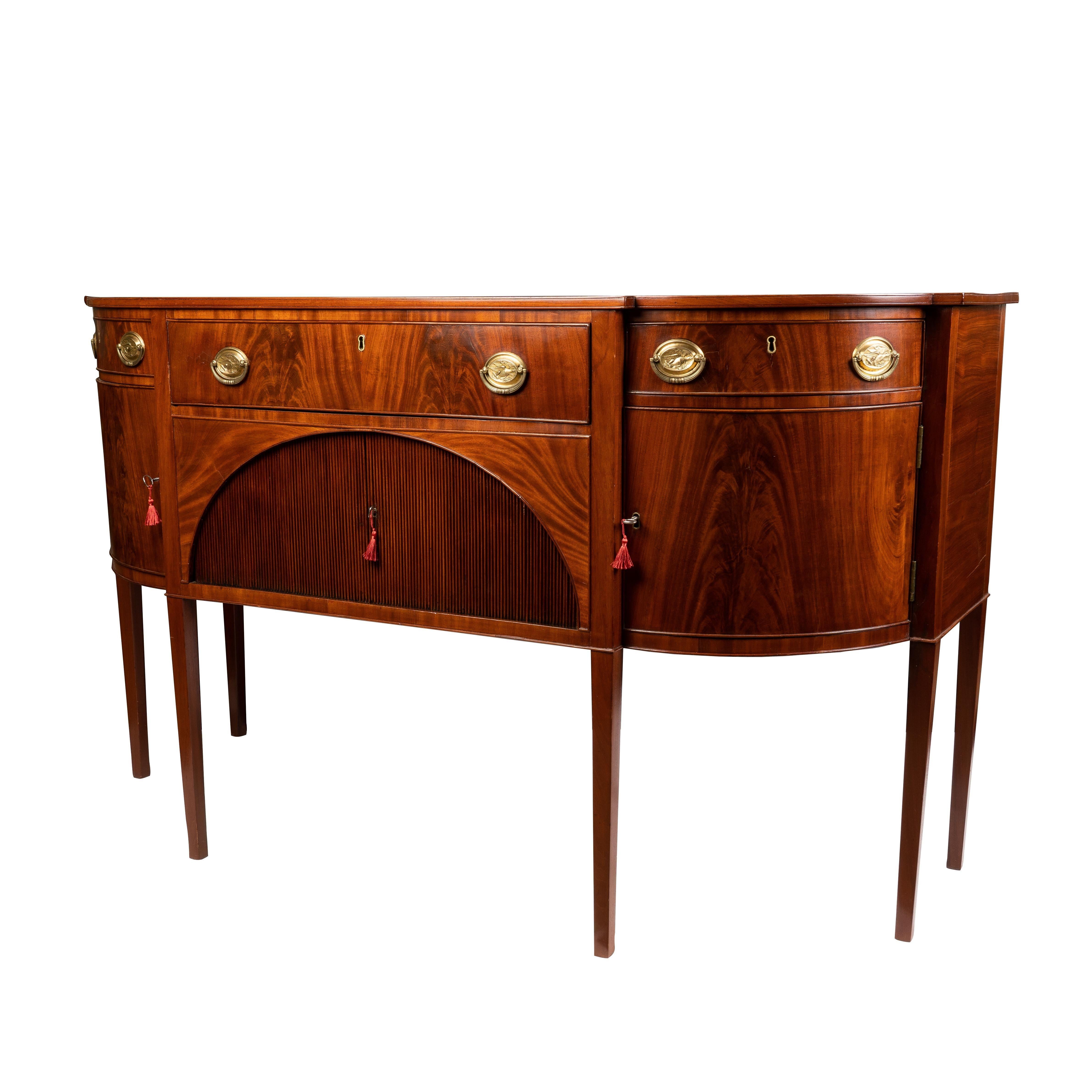 American Hepplewhite Mahogany Sideboard, 1800-10 In Excellent Condition For Sale In Kenilworth, IL