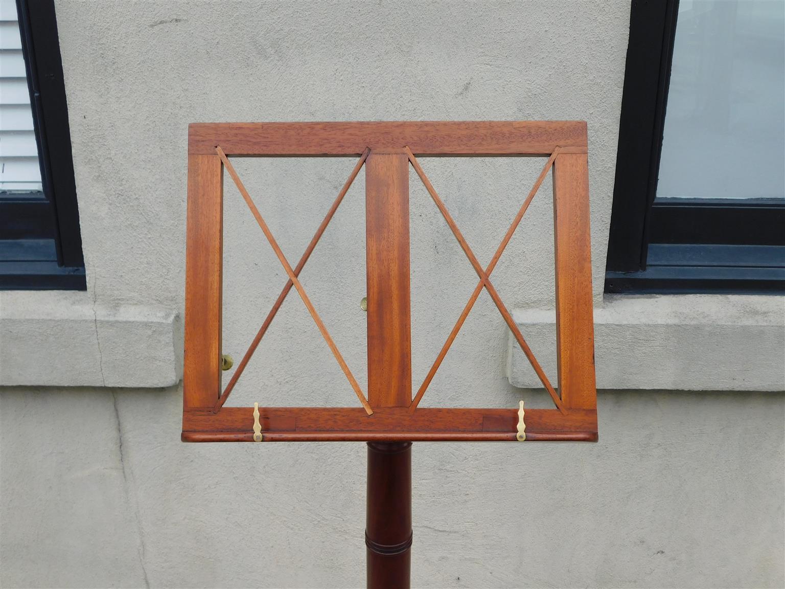Leggio americano Hepplewhite in mogano con telaio a X telescopico e incernierato, con supporti per spartiti in ottone montati in modo decorativo, colonna centrale a bulbo ad anello, intarsi di corde in ebano e poggiante su gambe a treppiede coniche