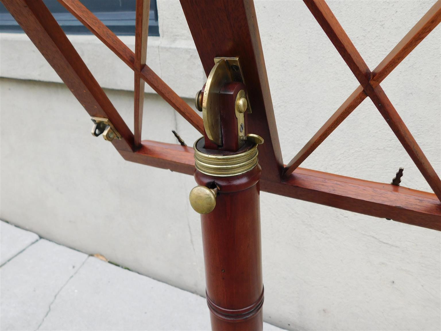 Intagliato a mano Leggio telescopico intarsiato in mogano americano Hepplewhite con gambe stese 1800 in vendita