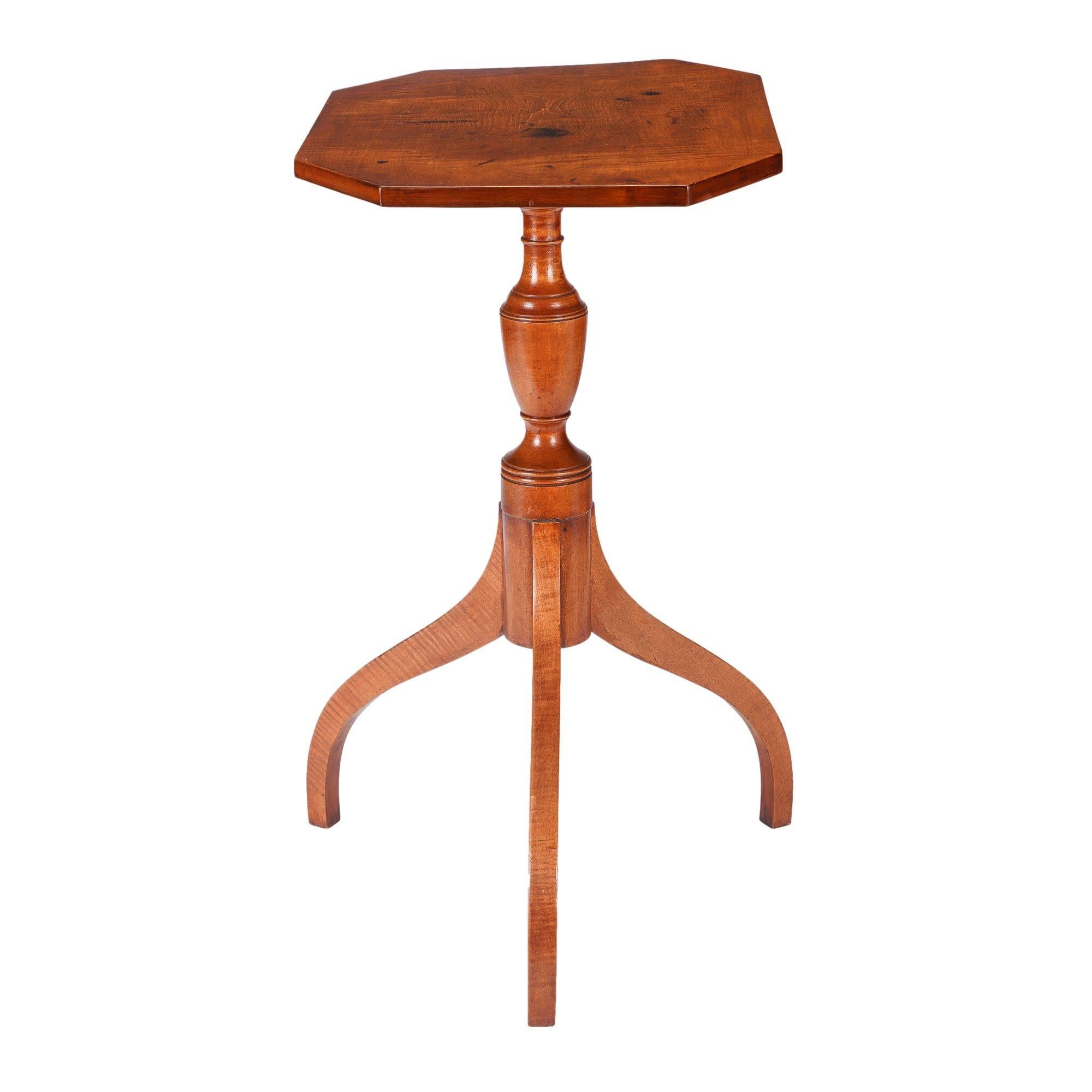 American Hepplewhite maple spider leg candle stand, c. 1800-10 In Good Condition For Sale In Kenilworth, IL