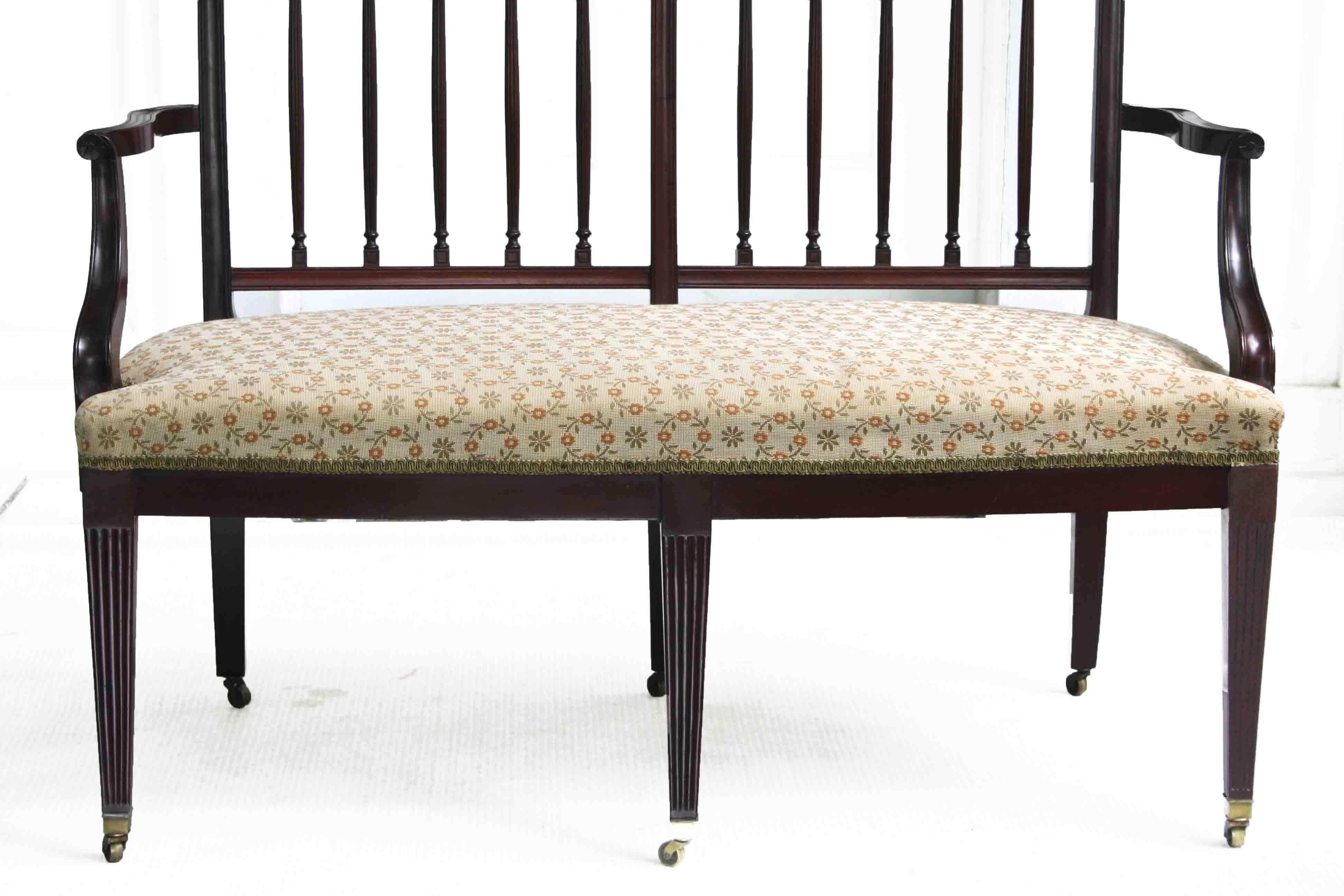 American Hepplewhite Revival Bench In Good Condition For Sale In Woodbury, CT