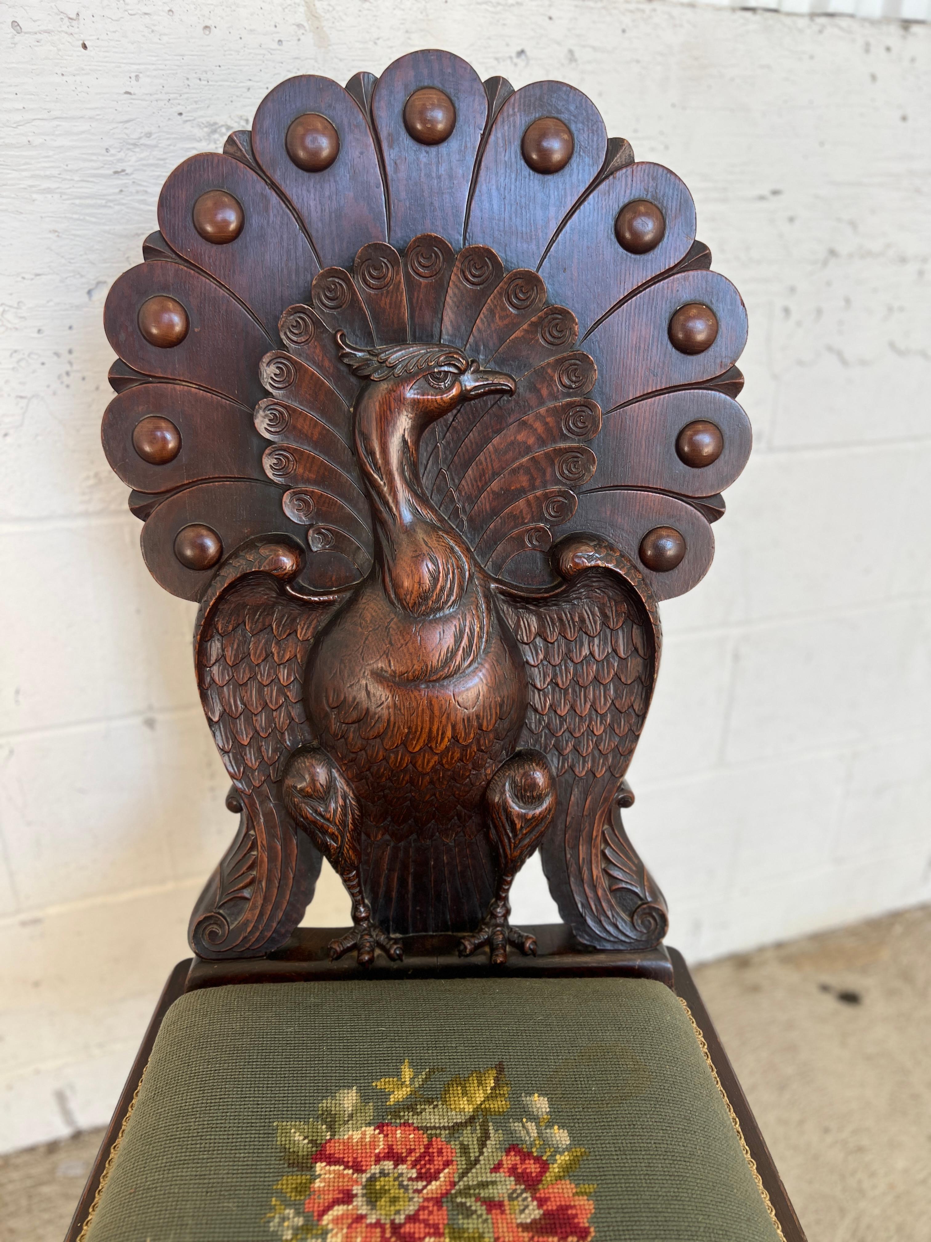 Amerikanischer hochviktorianischer Art Nouveau geschnitzter Pfau Form Beistellstuhl (Hochviktorianisch) im Angebot