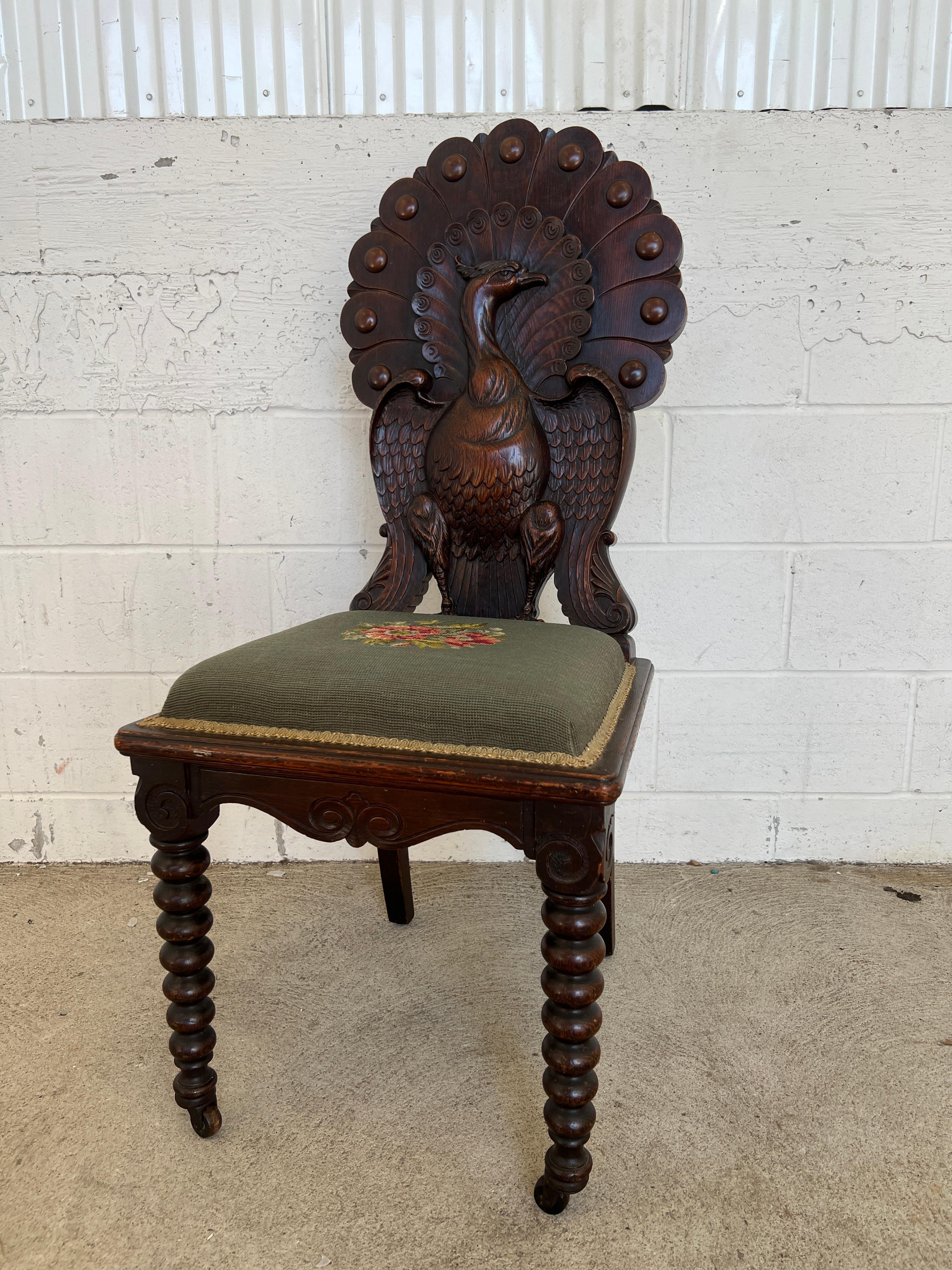Amerikanischer hochviktorianischer Art Nouveau geschnitzter Pfau Form Beistellstuhl (amerikanisch) im Angebot