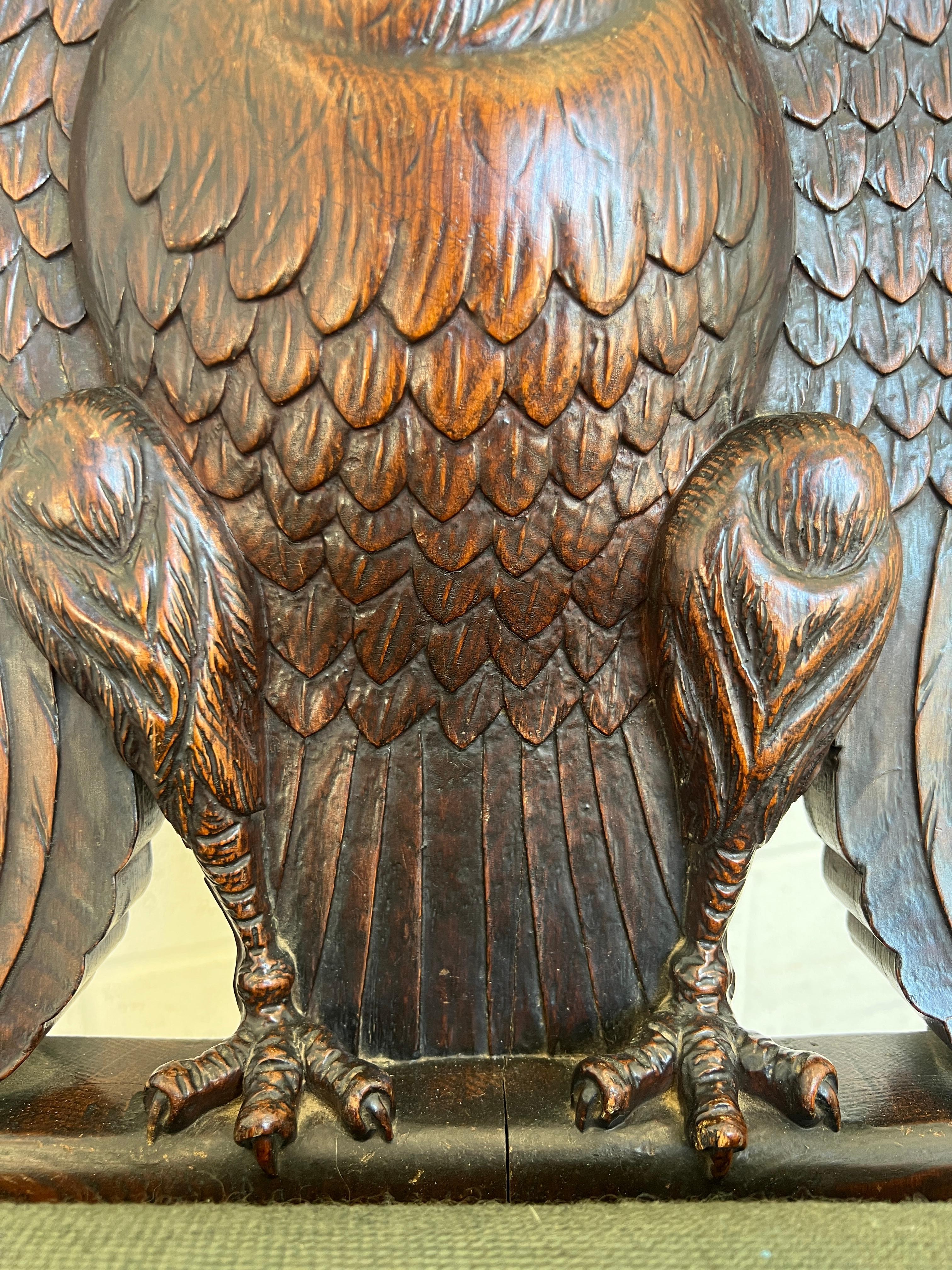 Amerikanischer hochviktorianischer Art Nouveau geschnitzter Pfau Form Beistellstuhl im Angebot 1
