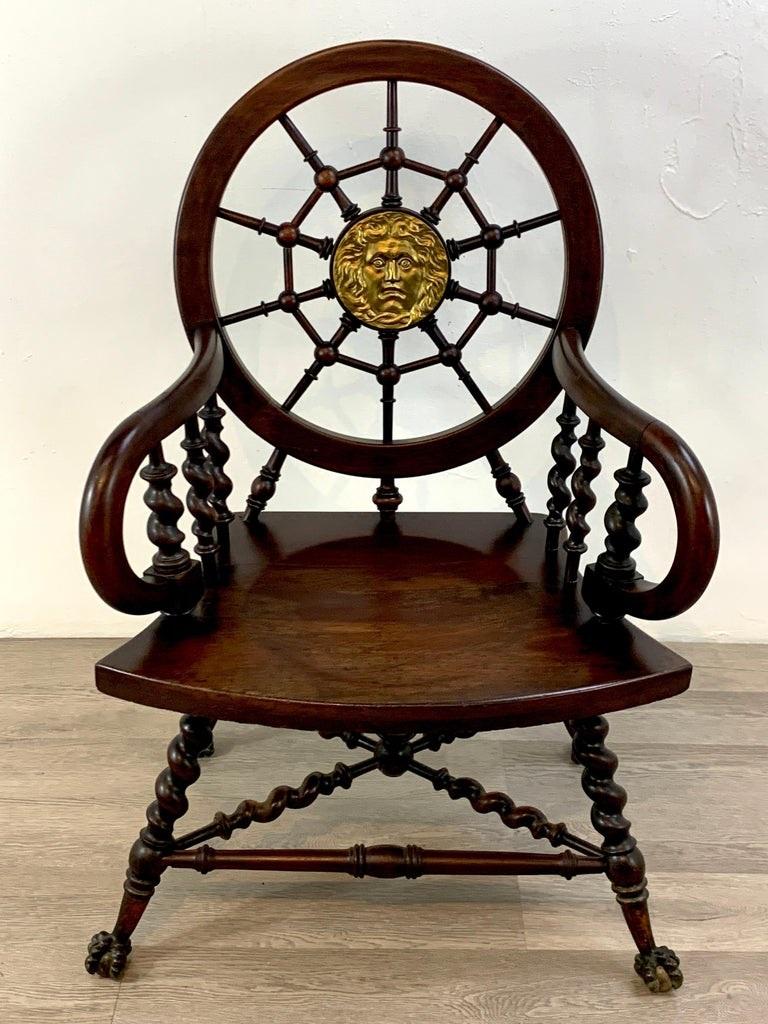 Amerikanischer hochviktorianischer Medaillonsessel mit Matrosenmotiv, ein komplizierter und amüsanter hochviktorianischer Sessel. Die Rückenlehne ist mit einem zehnspeichigen Schiffsrad beschnitzt, in das ein feines Medaillon aus vergoldeter Bronze