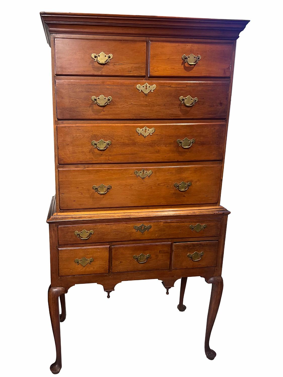 Questo è un pezzo speciale. Esterno in ciliegio massiccio e interno in pioppo massiccio. Struttura a tasselli su tutto l'involucro. Ognuno dei 9 cassetti ha una struttura a coda di rondine sia sul fronte che sul retro degli interni dei cassetti. I