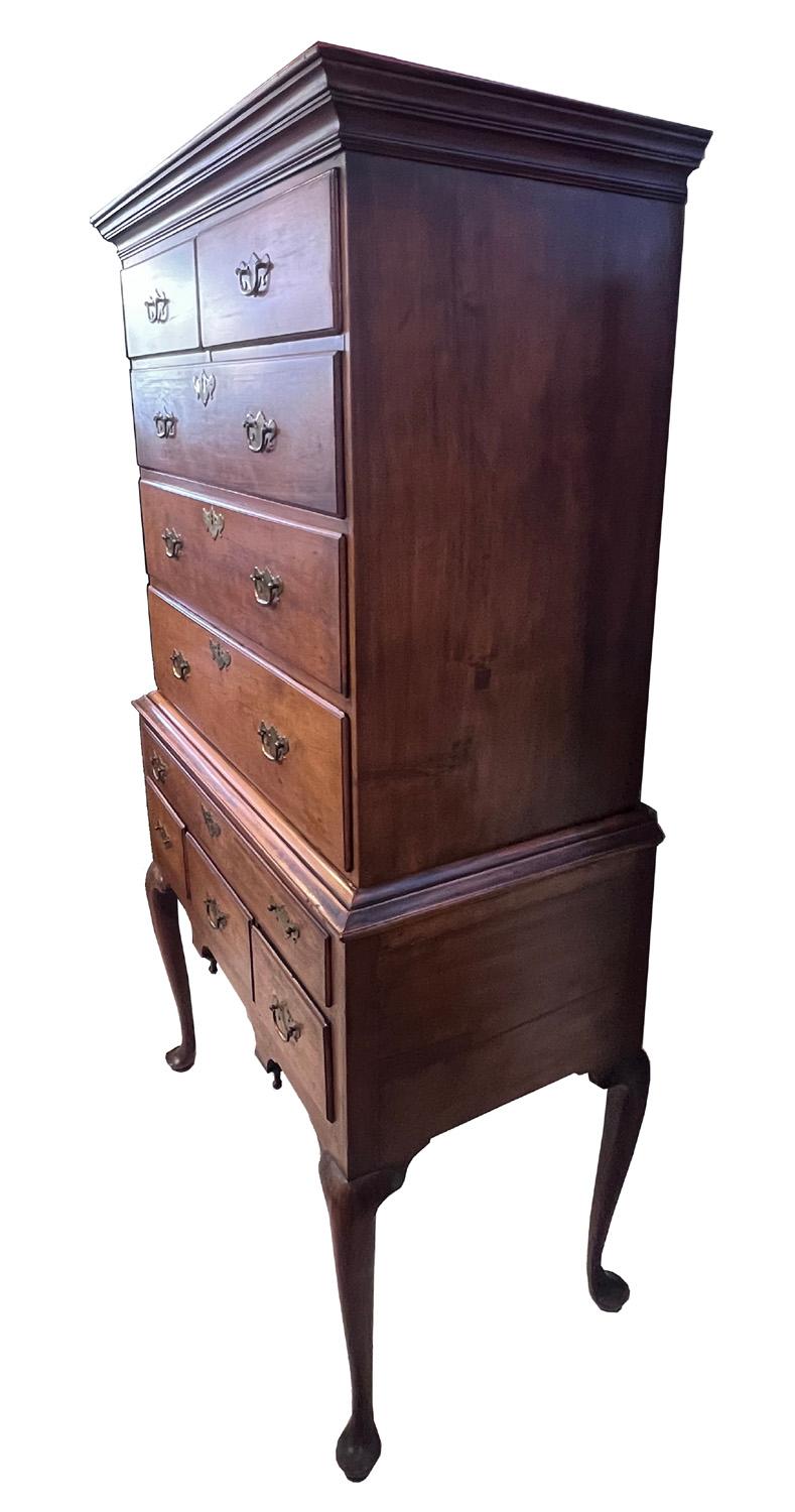 Coloniale americano Cassettiera Highboy americana in vendita