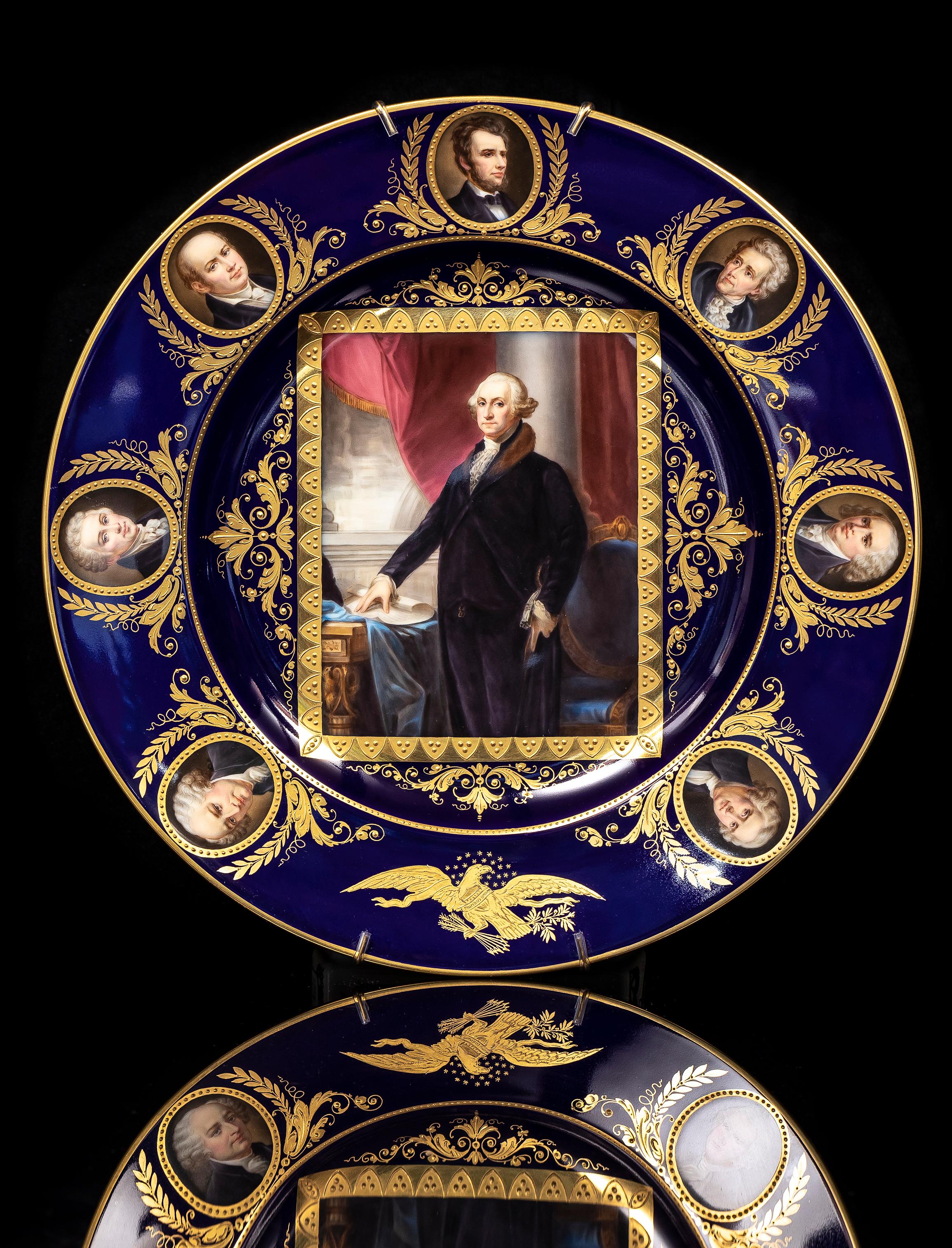 Assiette de présentation de George Washington et d'autres présidents américains par Hutschenreuther, d'une rareté incroyable et d'une importance considérable.  Fabriquée par Hutschenreuther à Hohenberg, en Bavière, cette pièce de présentation en