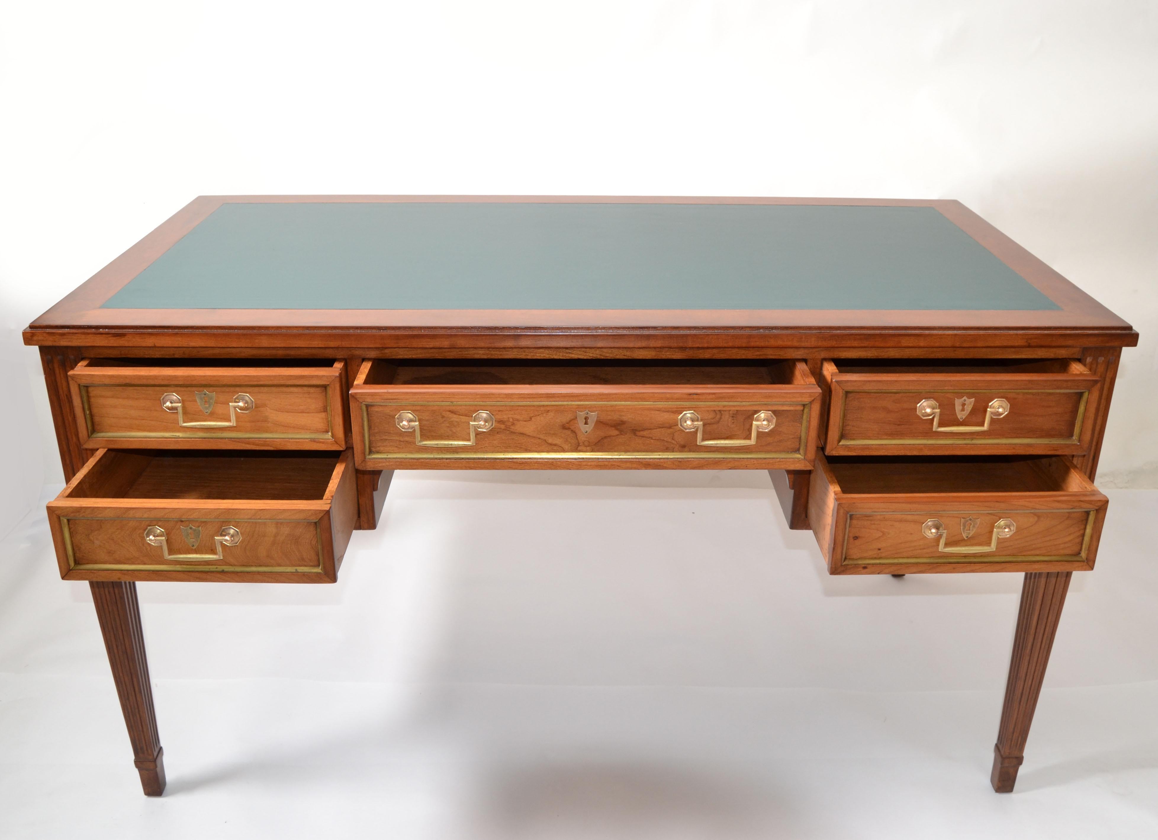 American Hollywood Regency large 5 dovetailed Drawer Walnut and green Leather Top Writing Table, Desk with Brass Hardware.
Fully Restored and ready for a new Home.
Table Knee Clearance: 24 inches.
Leg space Width: 21 inches.
Leather Top Size: 48.5 x