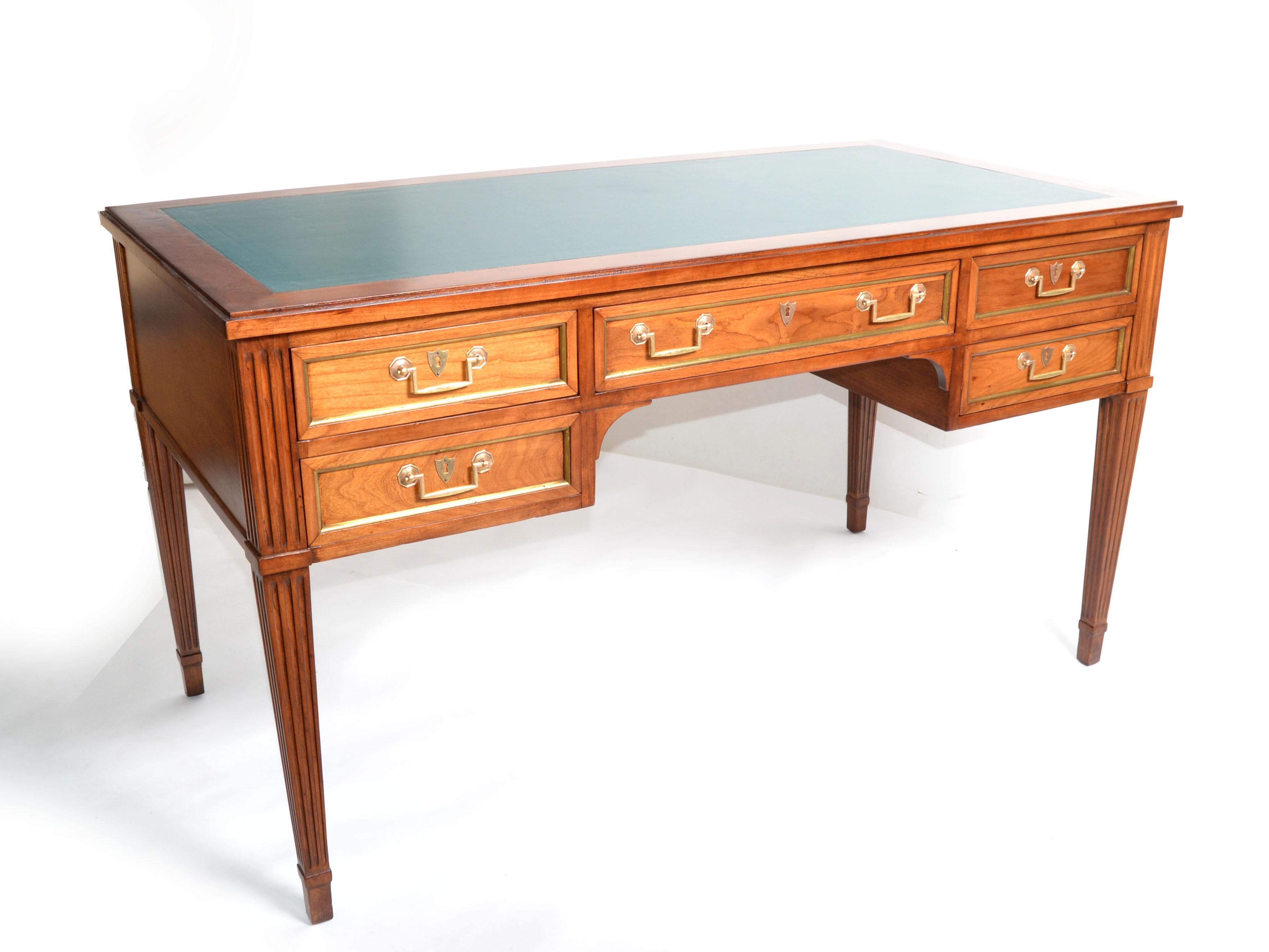 American Hollywood Regency Walnut & Green Leather Top, Writing Table Desk 1950 In Good Condition In Miami, FL