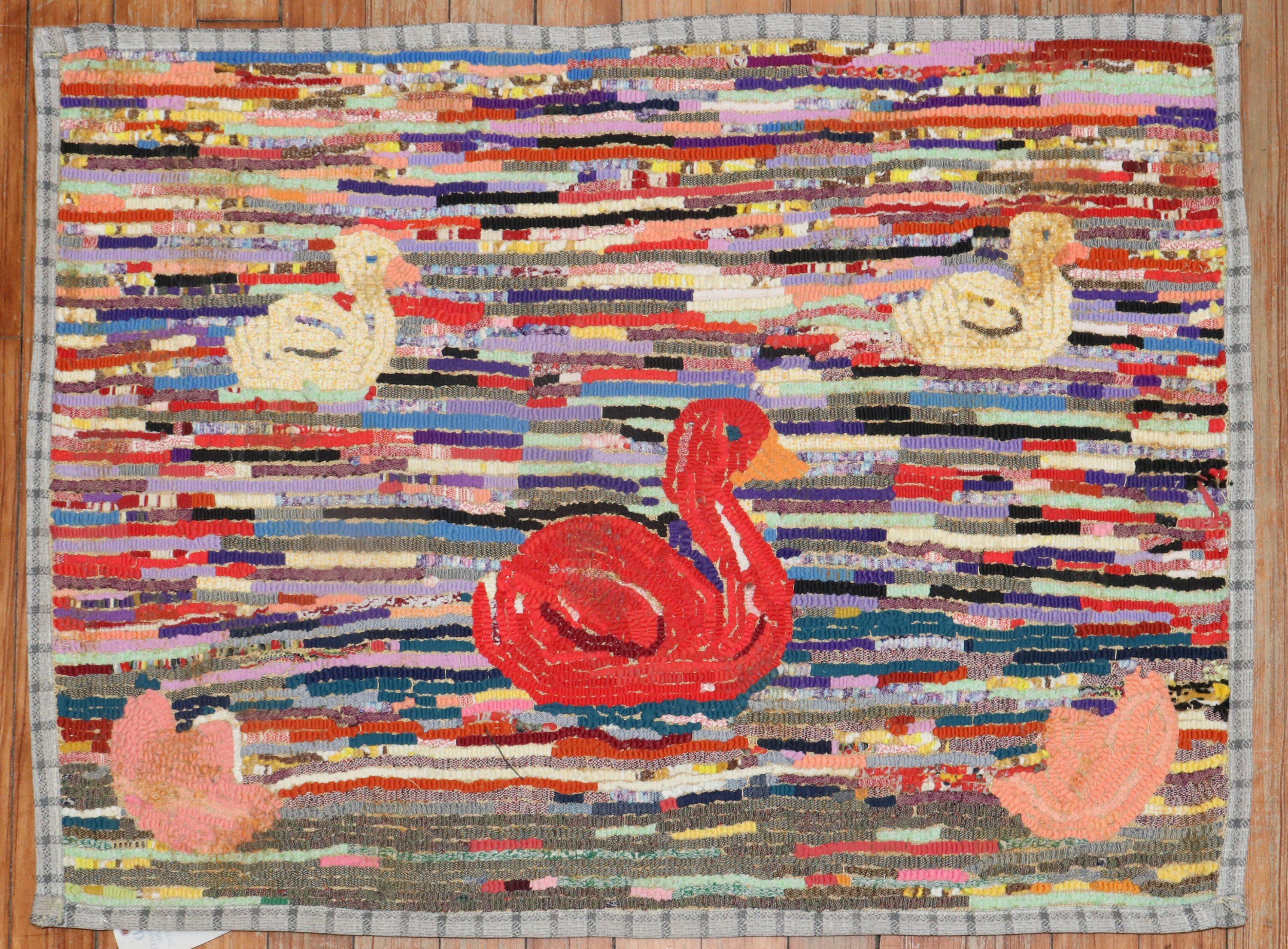 Ein handgefertigter dekorativer amerikanischer Hakenteppich aus der Mitte des 20. Jahrhunderts mit ein paar lustigen Enten, die auf einem bunt gestreiften Feld schwimmen
Der Zustand ist wirklich gut. Keine Flecken, keine Risse, wurde professionell