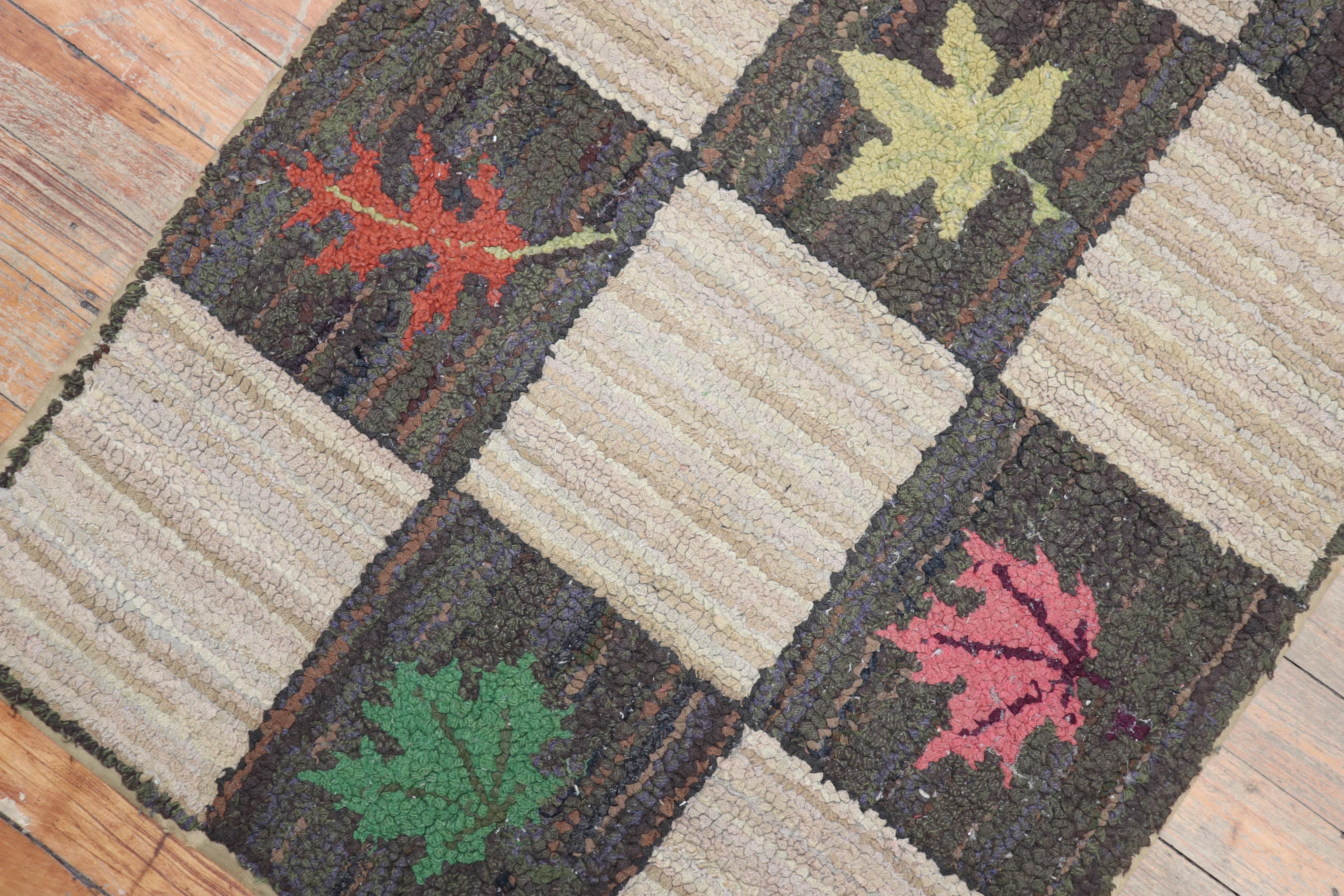 Alfombra decorativa americana de gancho, hecha a mano, de mediados del siglo XX, con un surtido de hojas sobre un motivo de cuadros repetitivos sobre un fondo gris y beige

Medidas: 2' x 2'11'.