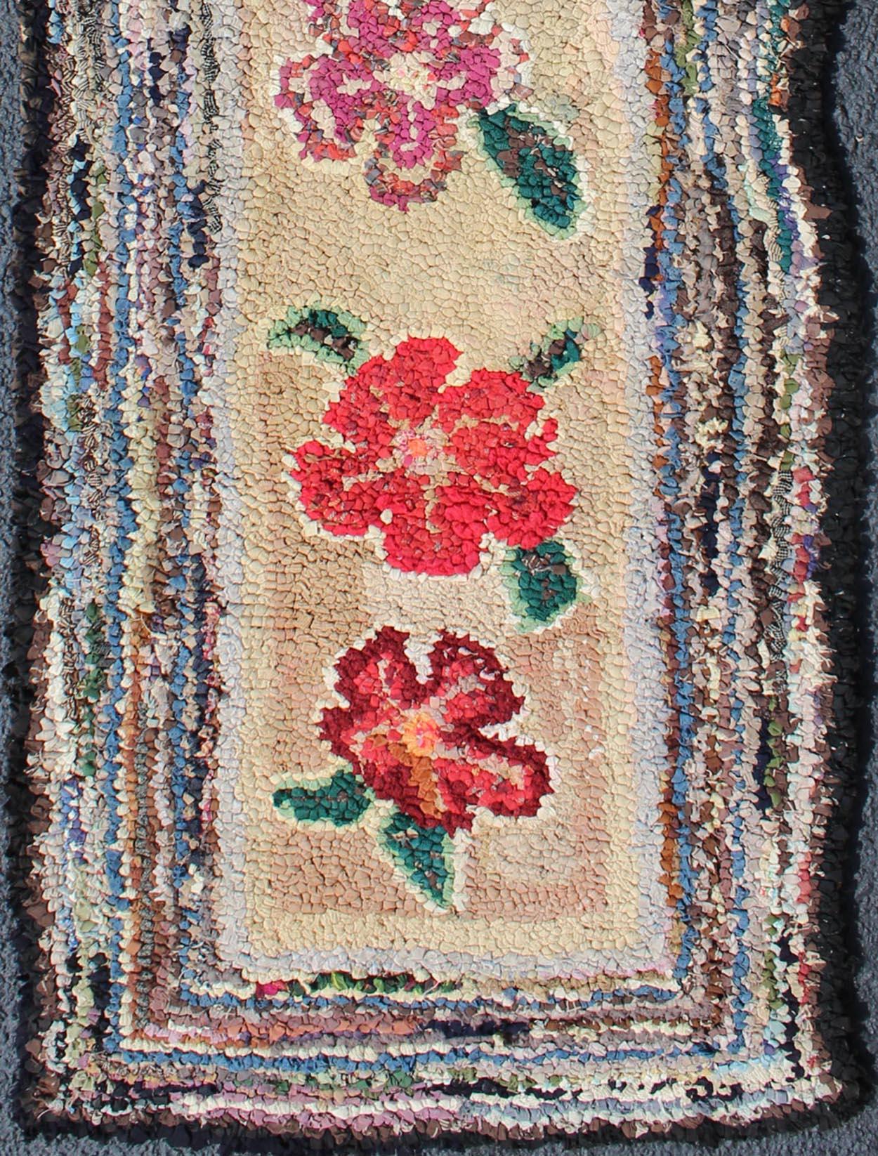 Colonial américain Tapis de couloir à capuche américain à motif de médaillon à fleurs verticales colorées en vente