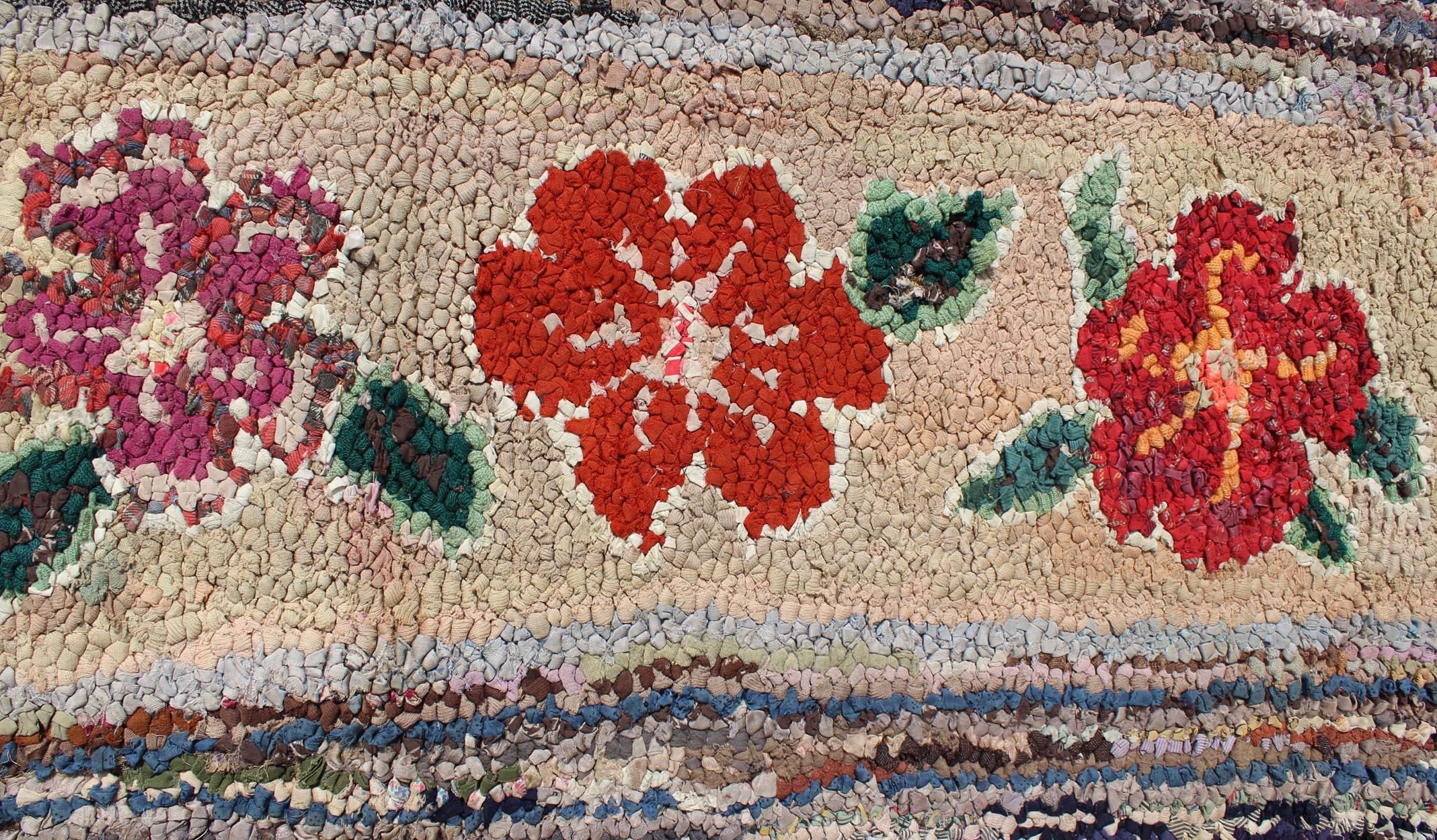 Tapis de couloir à capuche américain à motif de médaillon à fleurs verticales colorées Bon état - En vente à Atlanta, GA